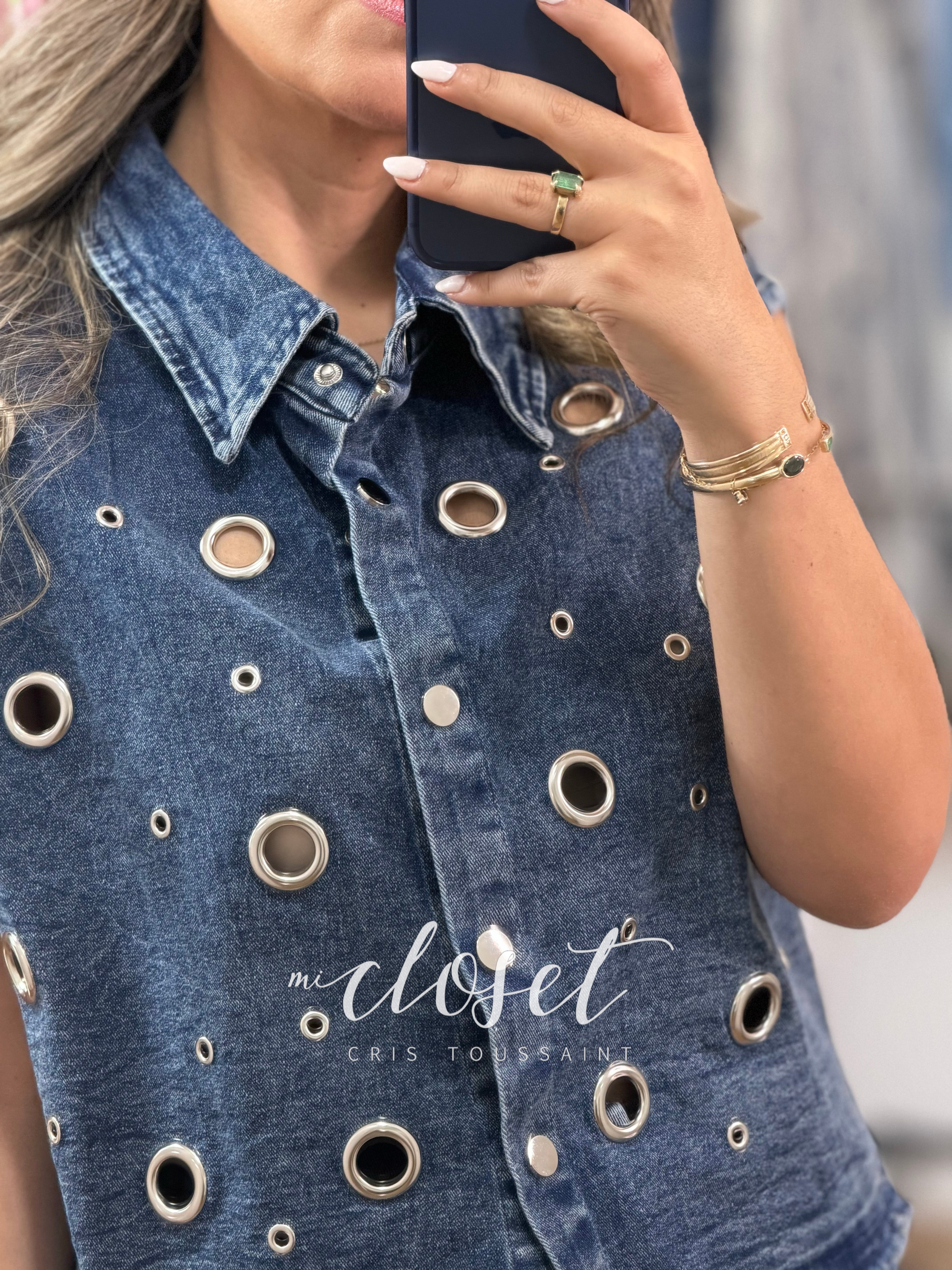 CONJUNTO DE MEZCLILLA, SHORT Y CHALECO CON ESTOPEROLES EN PARTE DE EN FRENTE Y REMACHES EN BORDES
