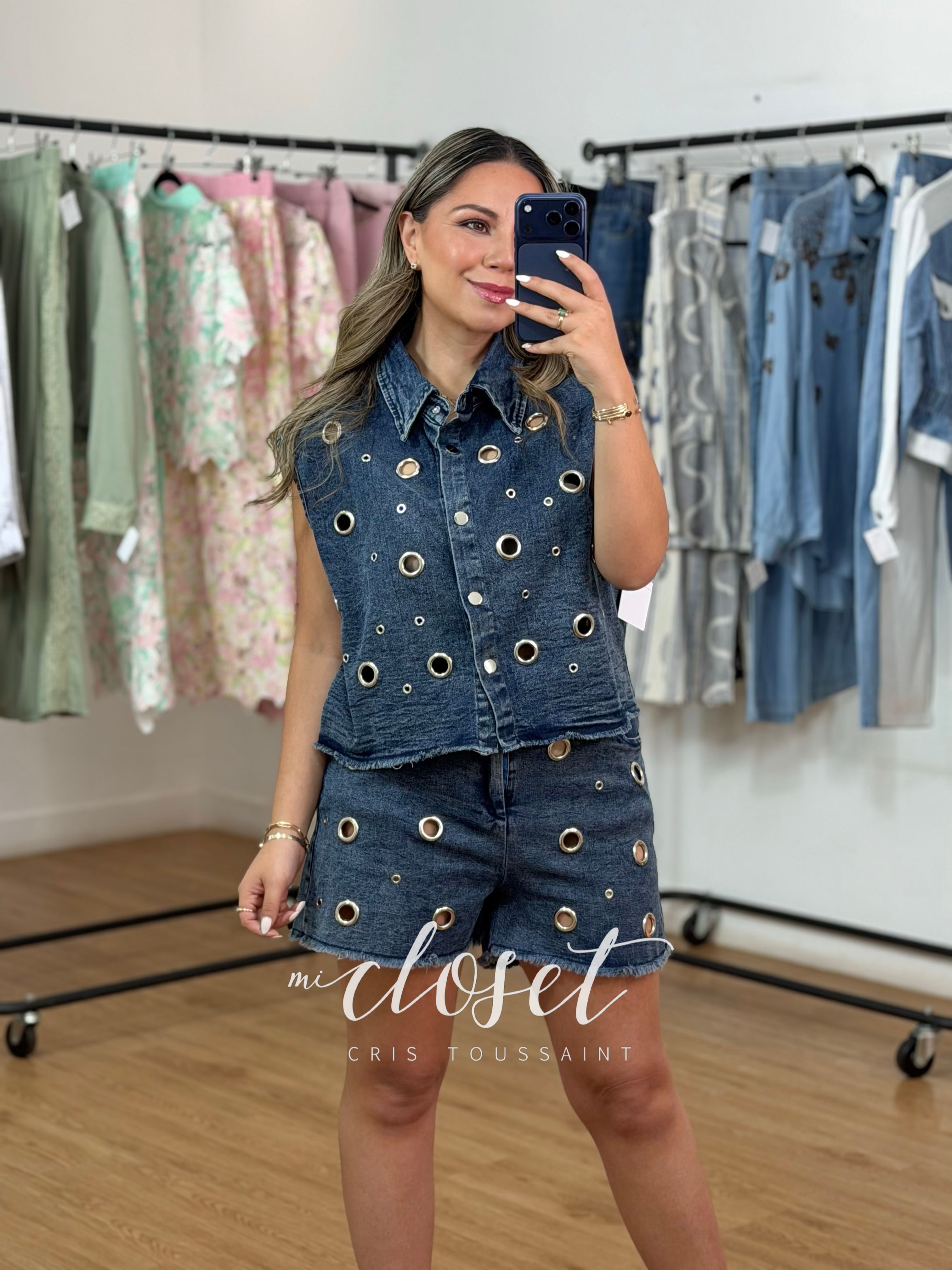 CONJUNTO DE MEZCLILLA, SHORT Y CHALECO CON ESTOPEROLES EN PARTE DE EN FRENTE Y REMACHES EN BORDES