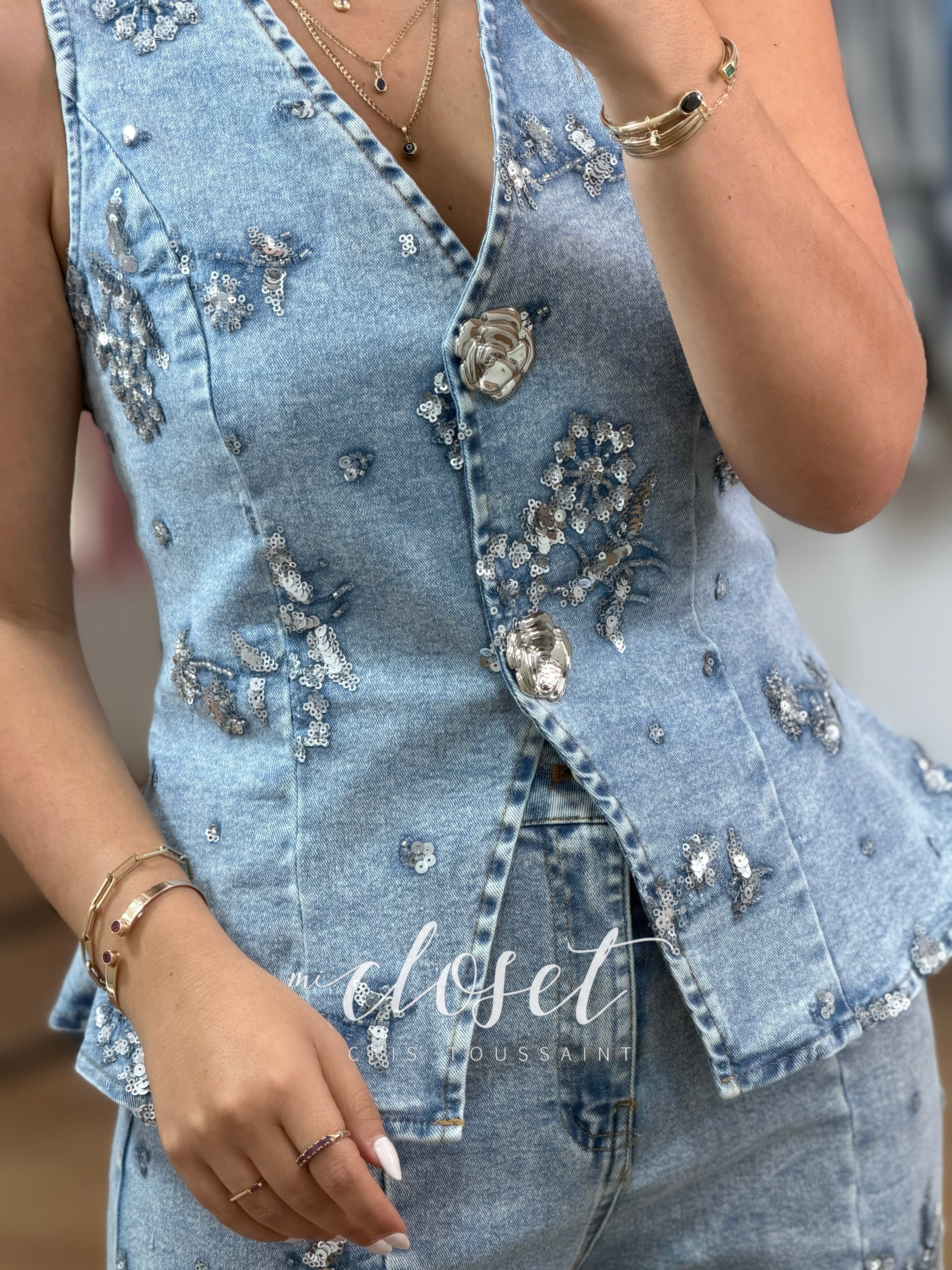 CONJUNTO DE PANTALÓN SÚPER STRETCH Y CHALECO DE MEZCLILLA BORDADO CON LENTEJUELA MINI Y CHAQUIRA BOTONES DE FLOR
