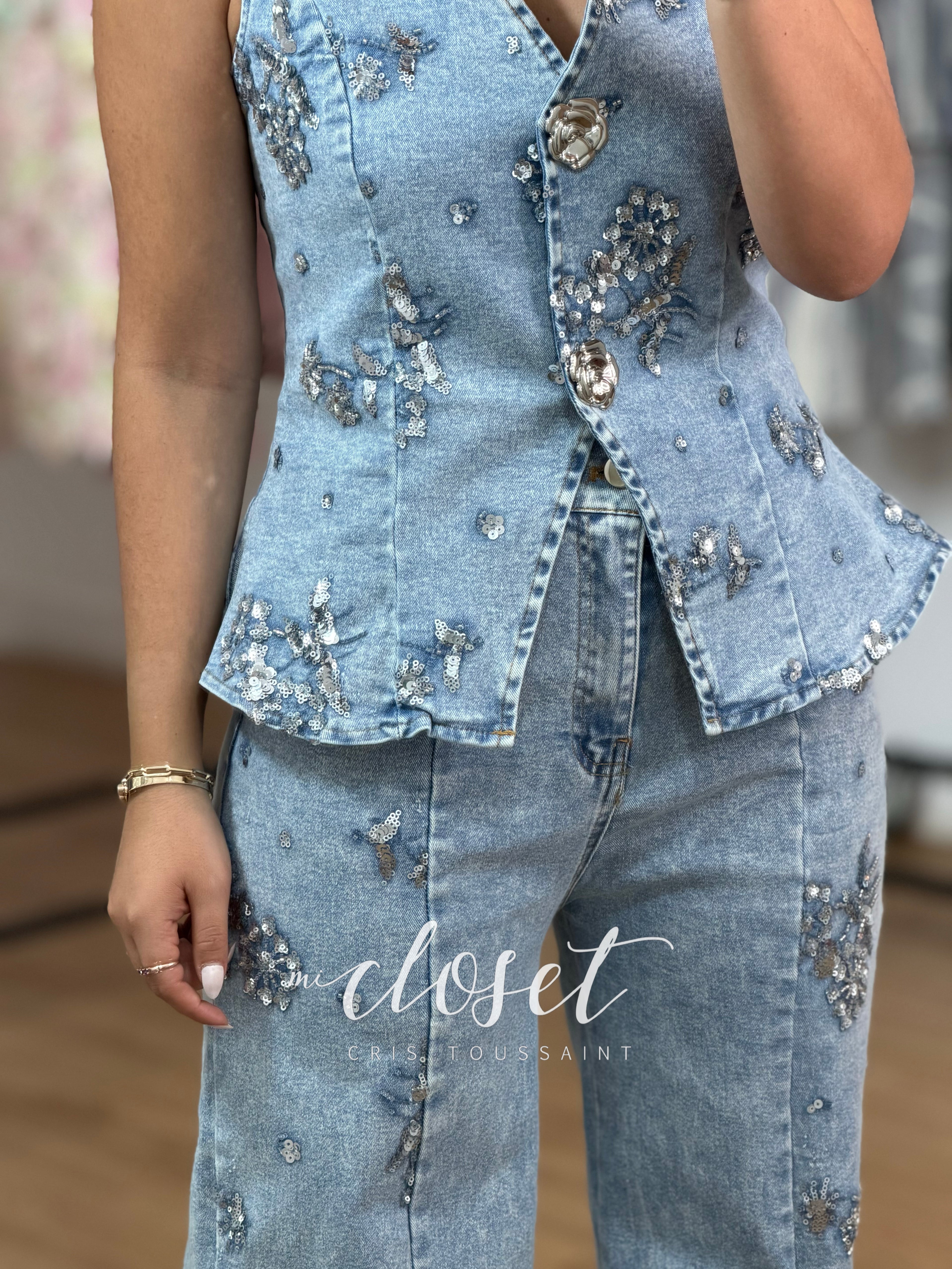 CONJUNTO DE PANTALÓN SÚPER STRETCH Y CHALECO DE MEZCLILLA BORDADO CON LENTEJUELA MINI Y CHAQUIRA BOTONES DE FLOR