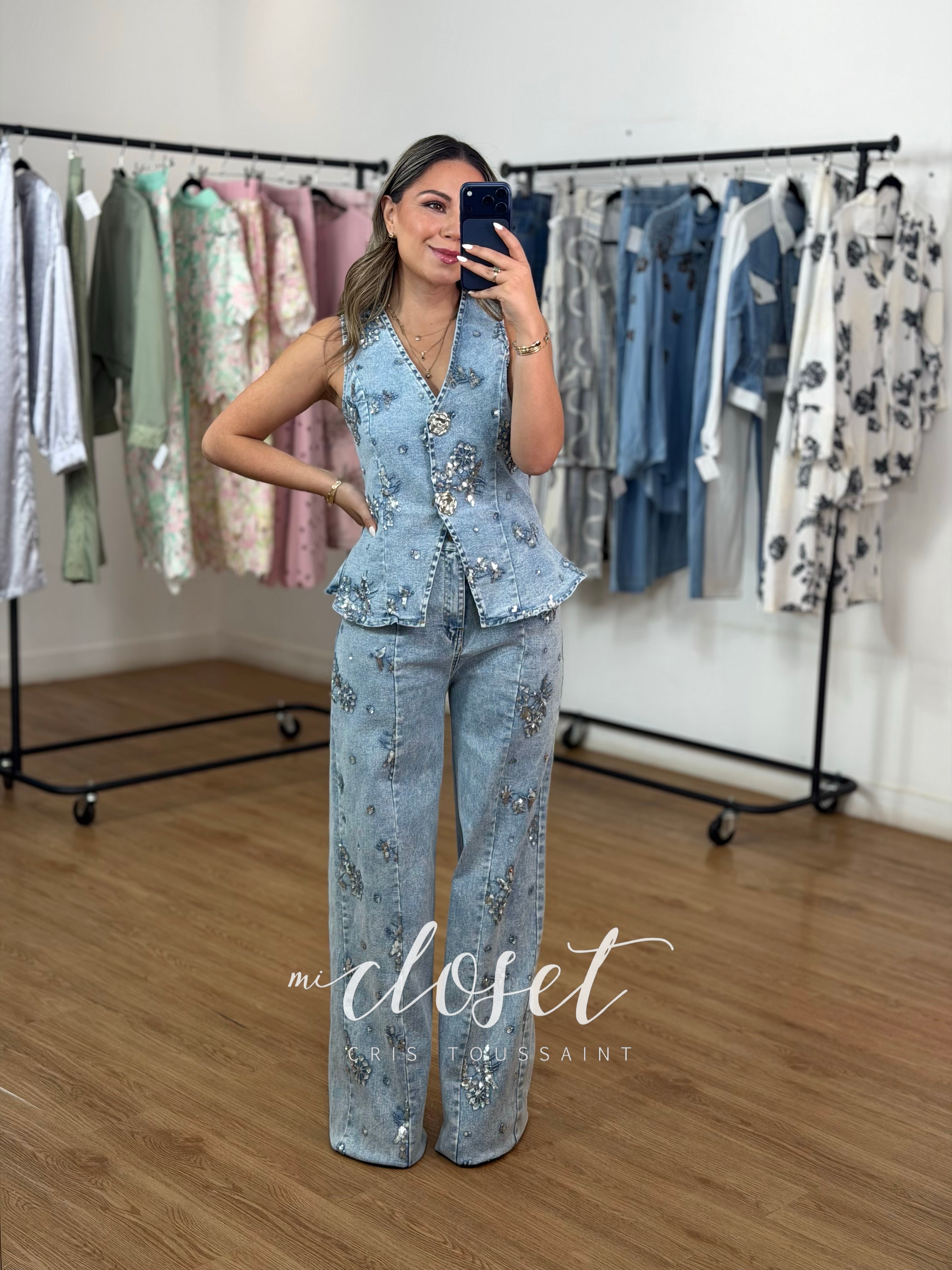 CONJUNTO DE PANTALÓN SÚPER STRETCH Y CHALECO DE MEZCLILLA BORDADO CON LENTEJUELA MINI Y CHAQUIRA BOTONES DE FLOR