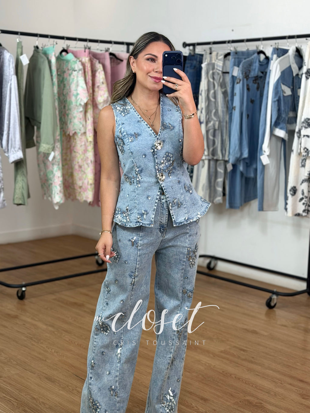 CONJUNTO DE PANTALÓN SÚPER STRETCH Y CHALECO DE MEZCLILLA BORDADO CON LENTEJUELA MINI Y CHAQUIRA BOTONES DE FLOR