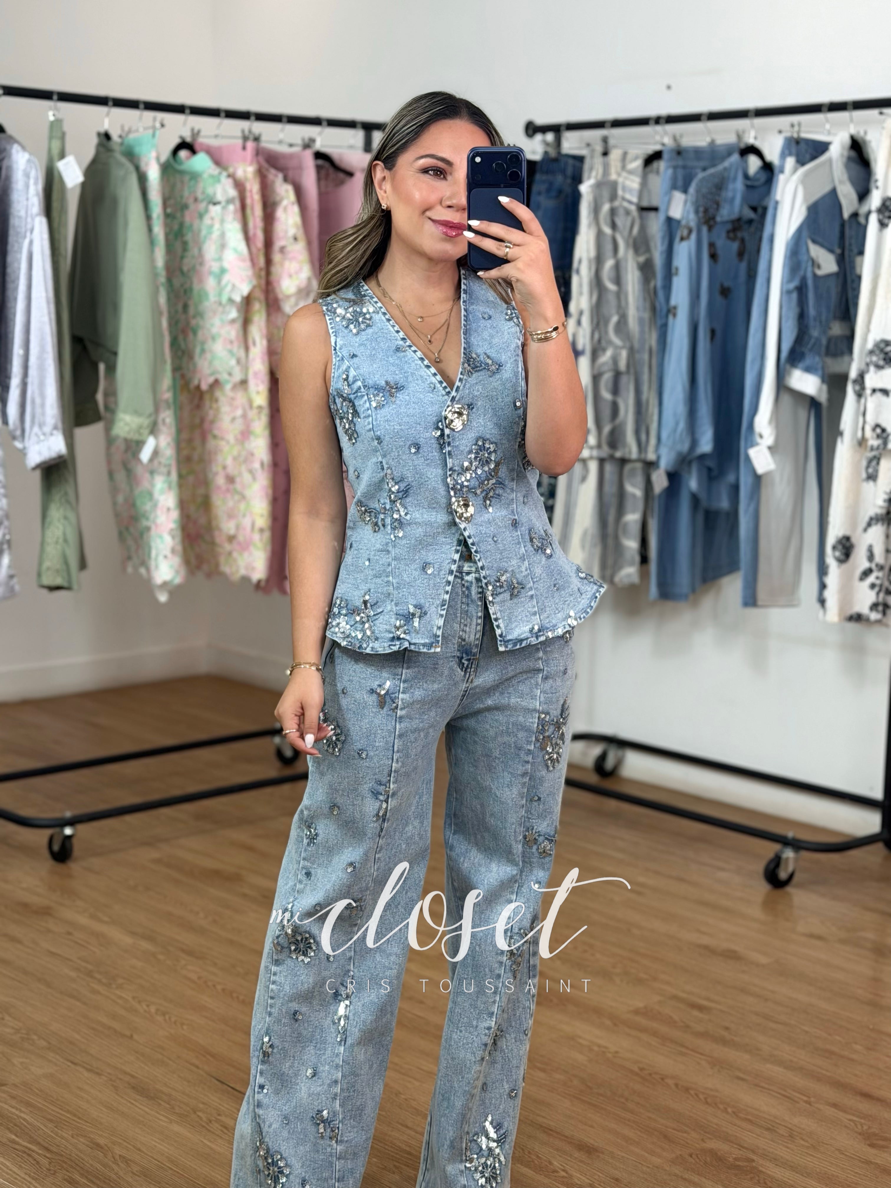 CONJUNTO DE PANTALÓN SÚPER STRETCH Y CHALECO DE MEZCLILLA BORDADO CON LENTEJUELA MINI Y CHAQUIRA BOTONES DE FLOR