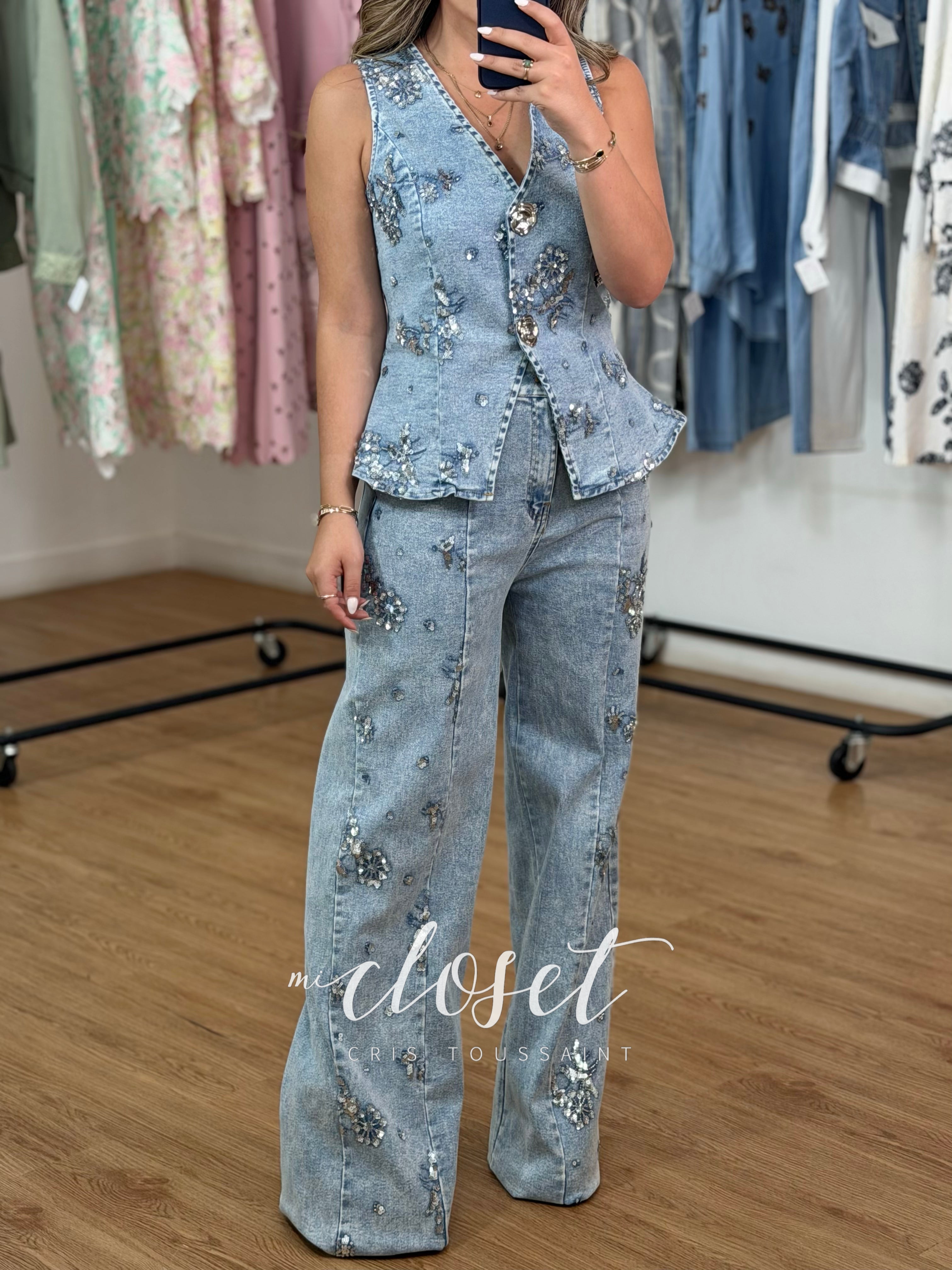 CONJUNTO DE PANTALÓN SÚPER STRETCH Y CHALECO DE MEZCLILLA BORDADO CON LENTEJUELA MINI Y CHAQUIRA BOTONES DE FLOR