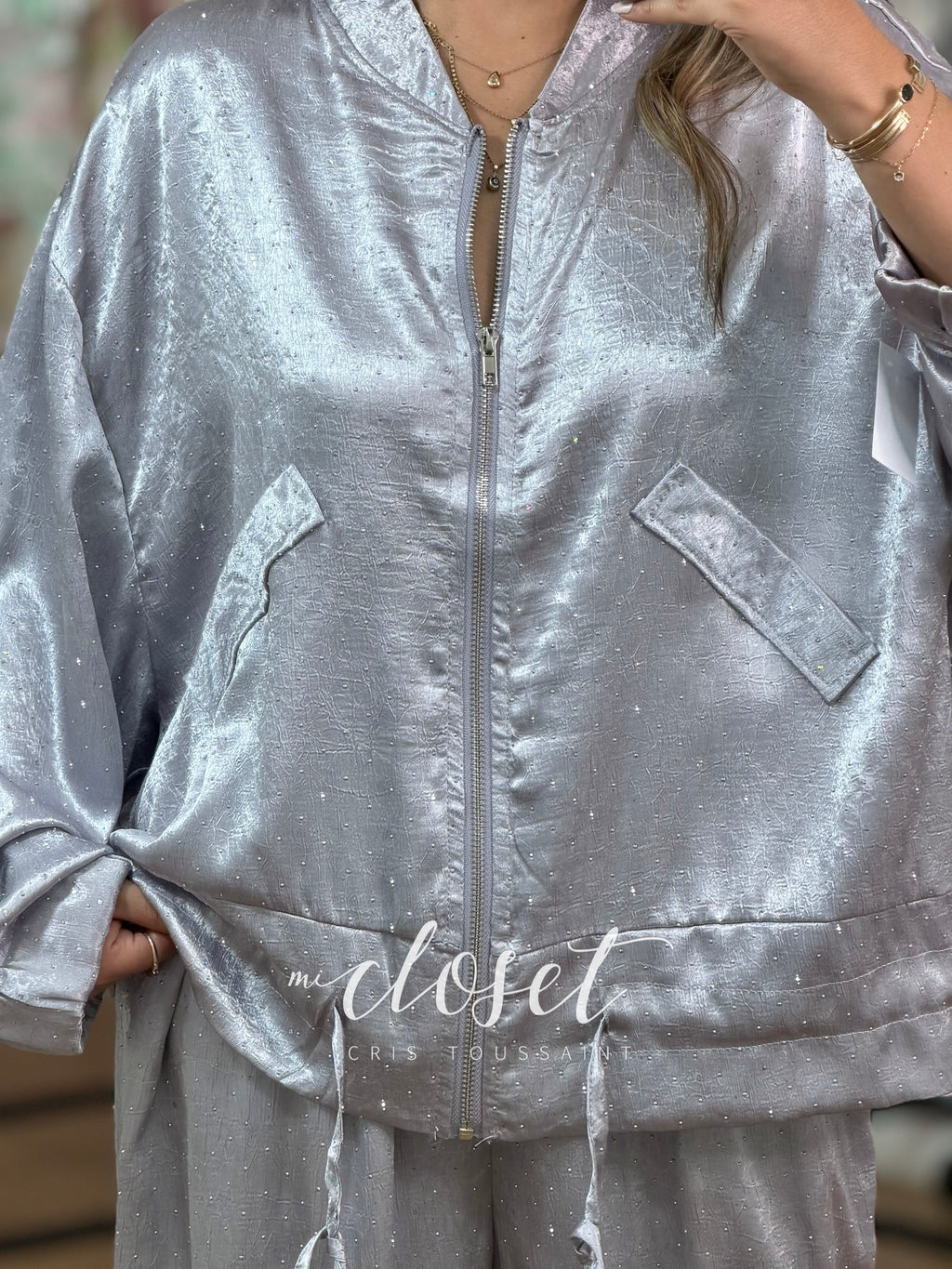 CONJUNTO LIGERO SATINADO, LLENO DE BRILLOS FRENTE Y ESPALDA, PANTALÓN Y CHAMARRA BOMBER CON CINTA AJUSTABLE EN CINTURA