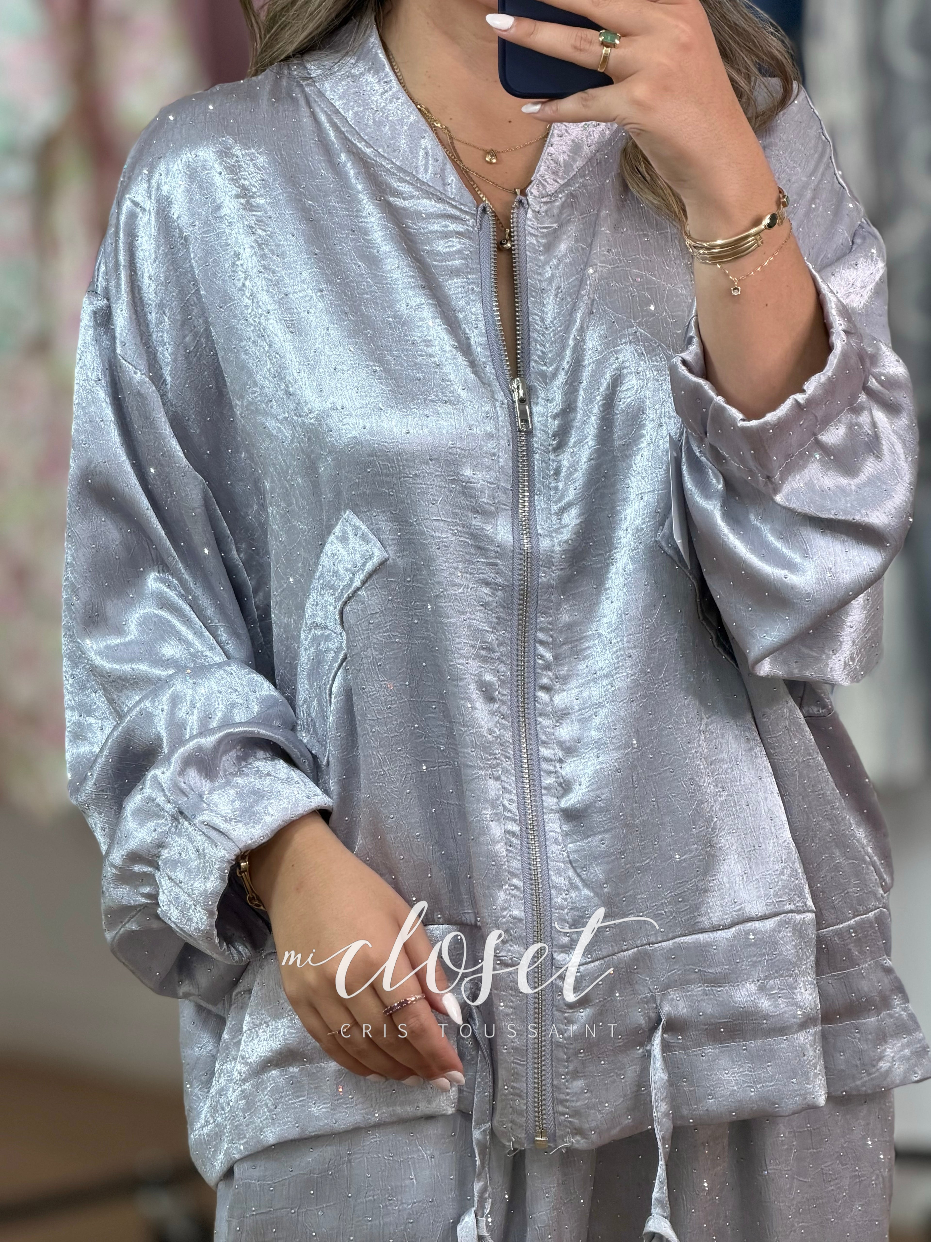 CONJUNTO LIGERO SATINADO, LLENO DE BRILLOS FRENTE Y ESPALDA, PANTALÓN Y CHAMARRA BOMBER CON CINTA AJUSTABLE EN CINTURA