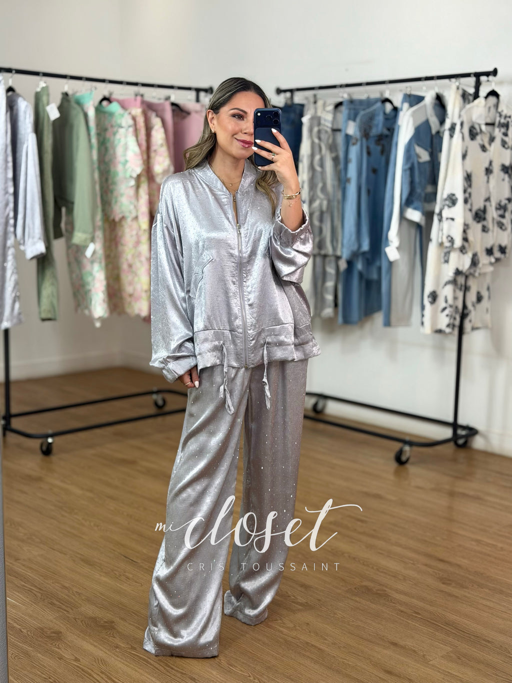 CONJUNTO LIGERO SATINADO, LLENO DE BRILLOS FRENTE Y ESPALDA, PANTALÓN Y CHAMARRA BOMBER CON CINTA AJUSTABLE EN CINTURA