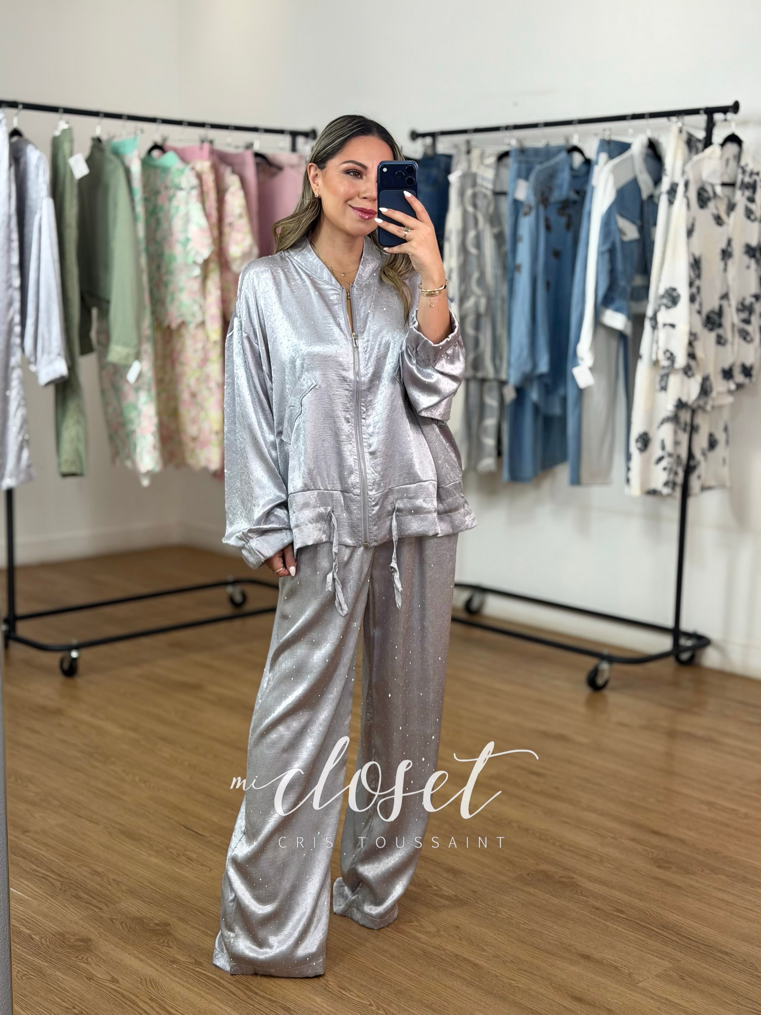 CONJUNTO LIGERO SATINADO, LLENO DE BRILLOS FRENTE Y ESPALDA, PANTALÓN Y CHAMARRA BOMBER CON CINTA AJUSTABLE EN CINTURA