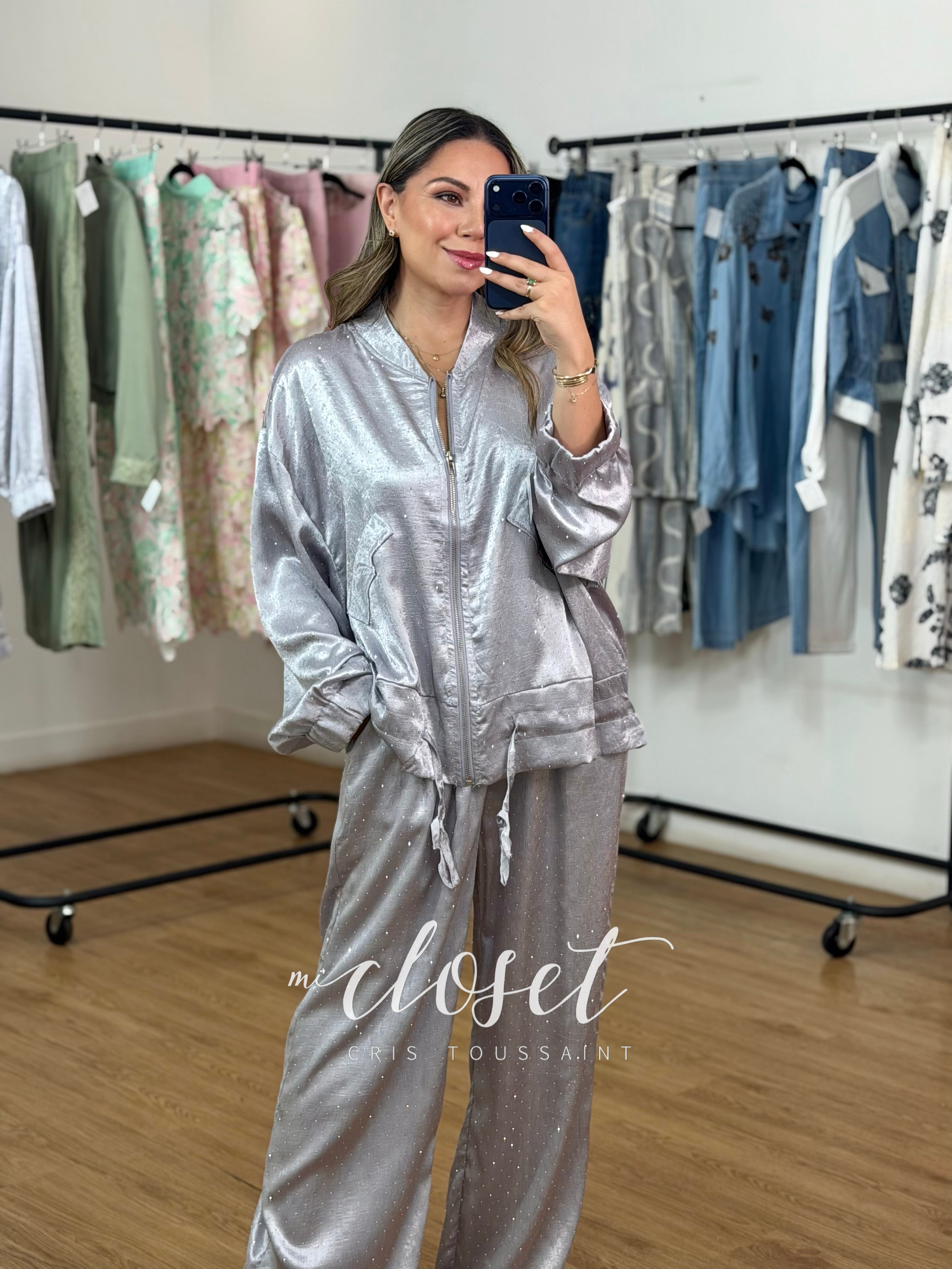 CONJUNTO LIGERO SATINADO, LLENO DE BRILLOS FRENTE Y ESPALDA, PANTALÓN Y CHAMARRA BOMBER CON CINTA AJUSTABLE EN CINTURA