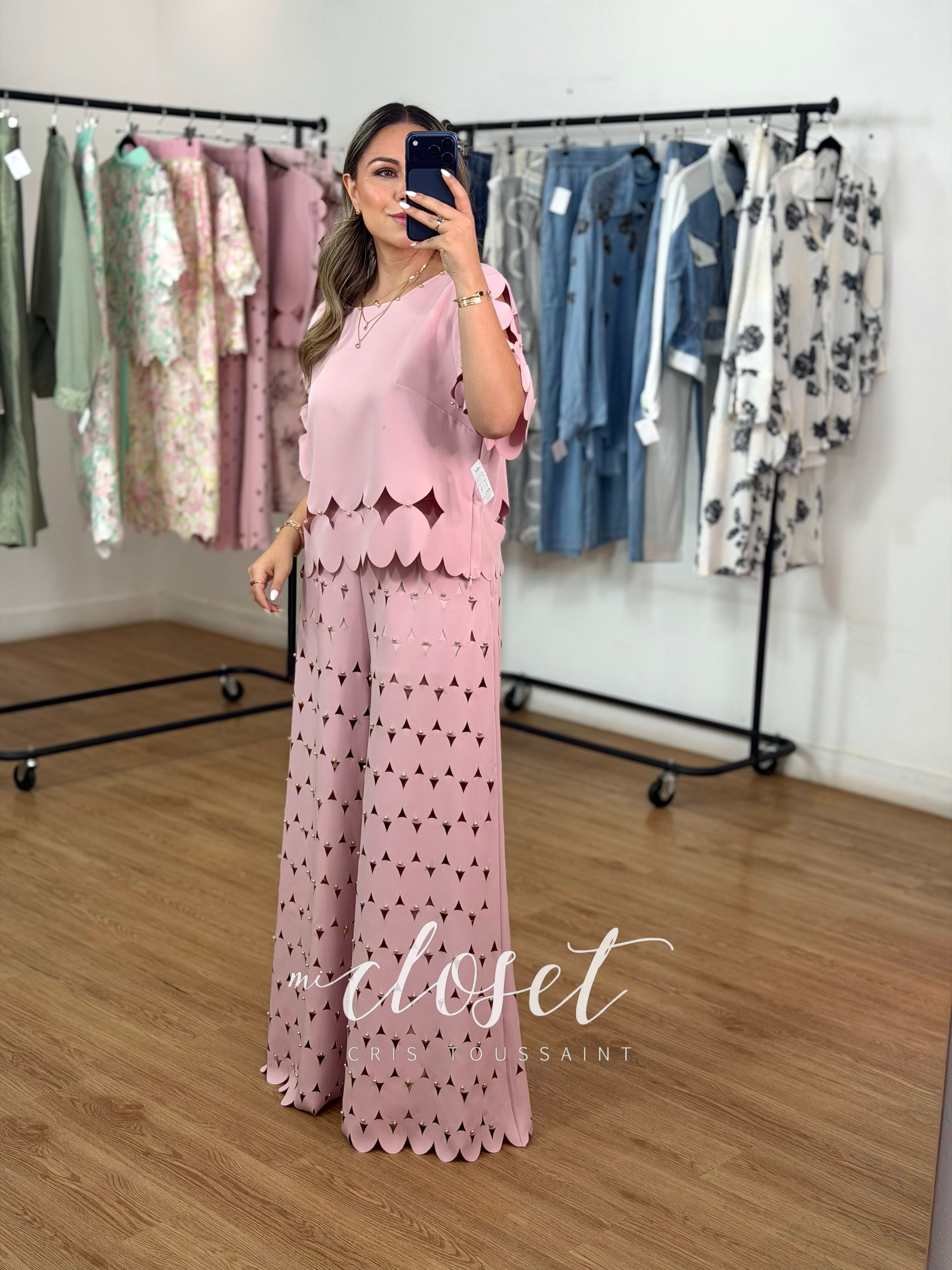 CONJUNTO CALADO LIGERO DE PANTALÓN TIPO PALAZZO, CON FORRO EN PIERNA Y BLUSA CON PERLITAS DORADAS