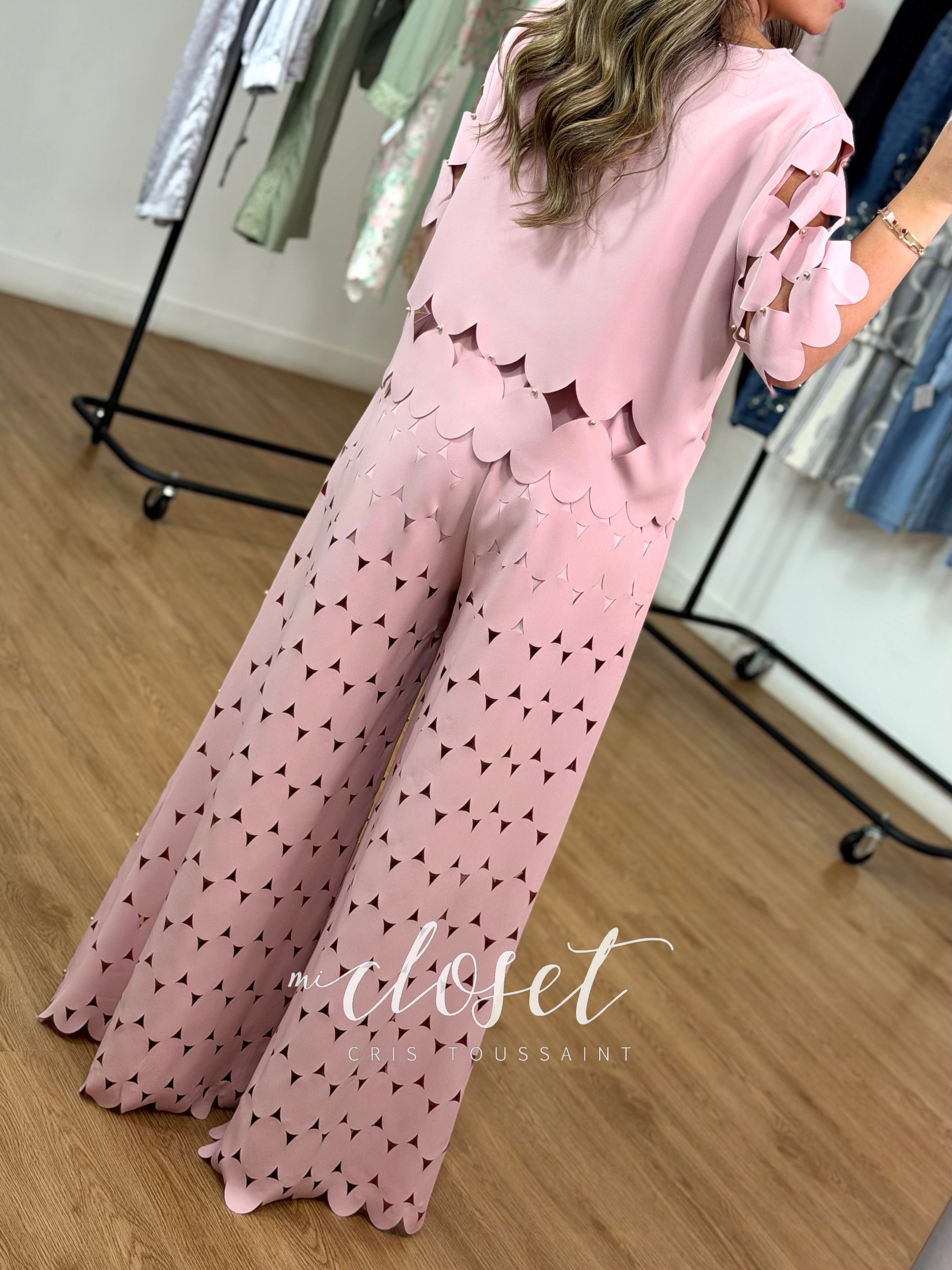 CONJUNTO CALADO LIGERO DE PANTALÓN TIPO PALAZZO, CON FORRO EN PIERNA Y BLUSA CON PERLITAS DORADAS