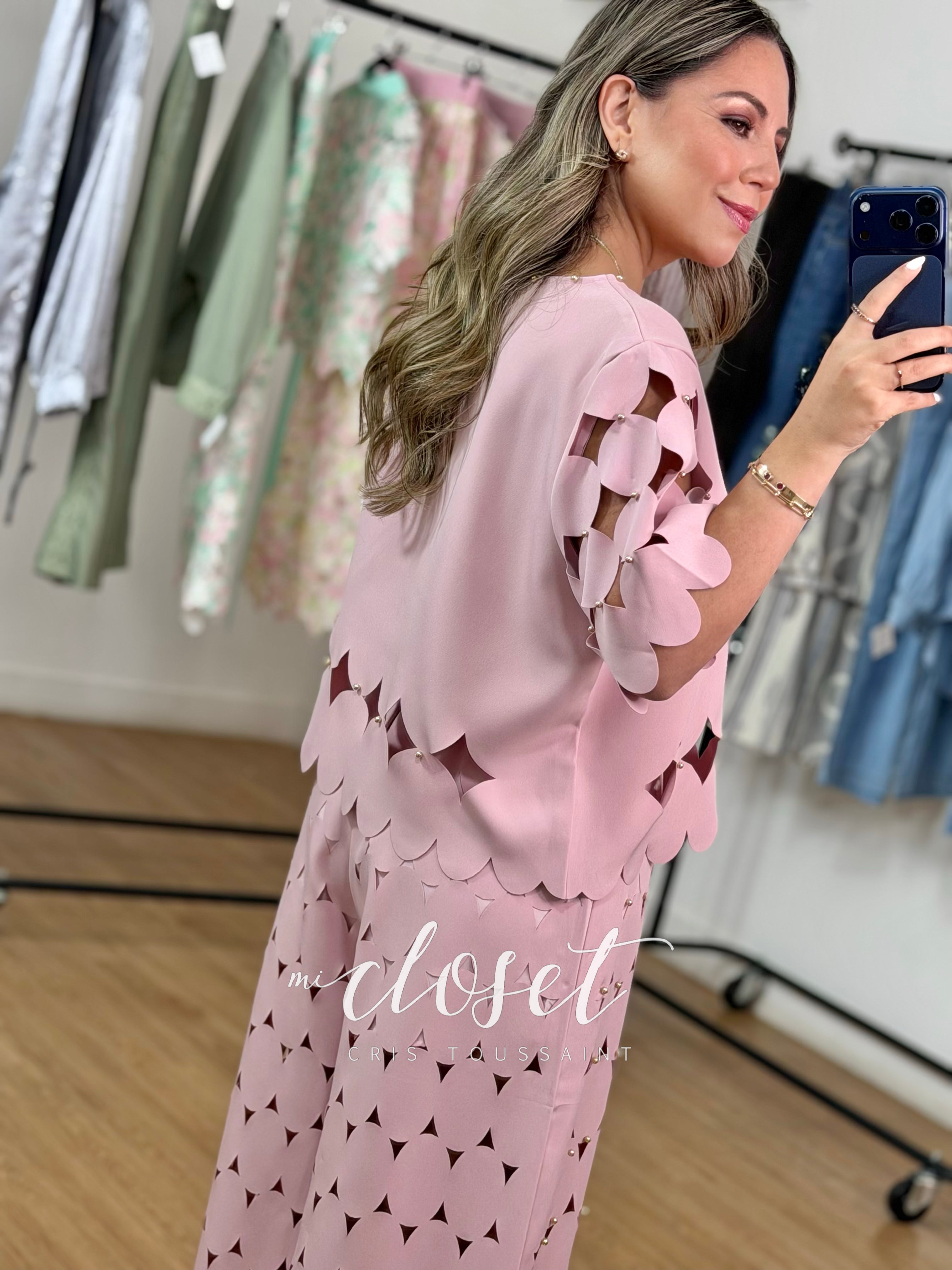 CONJUNTO CALADO LIGERO DE PANTALÓN TIPO PALAZZO, CON FORRO EN PIERNA Y BLUSA CON PERLITAS DORADAS