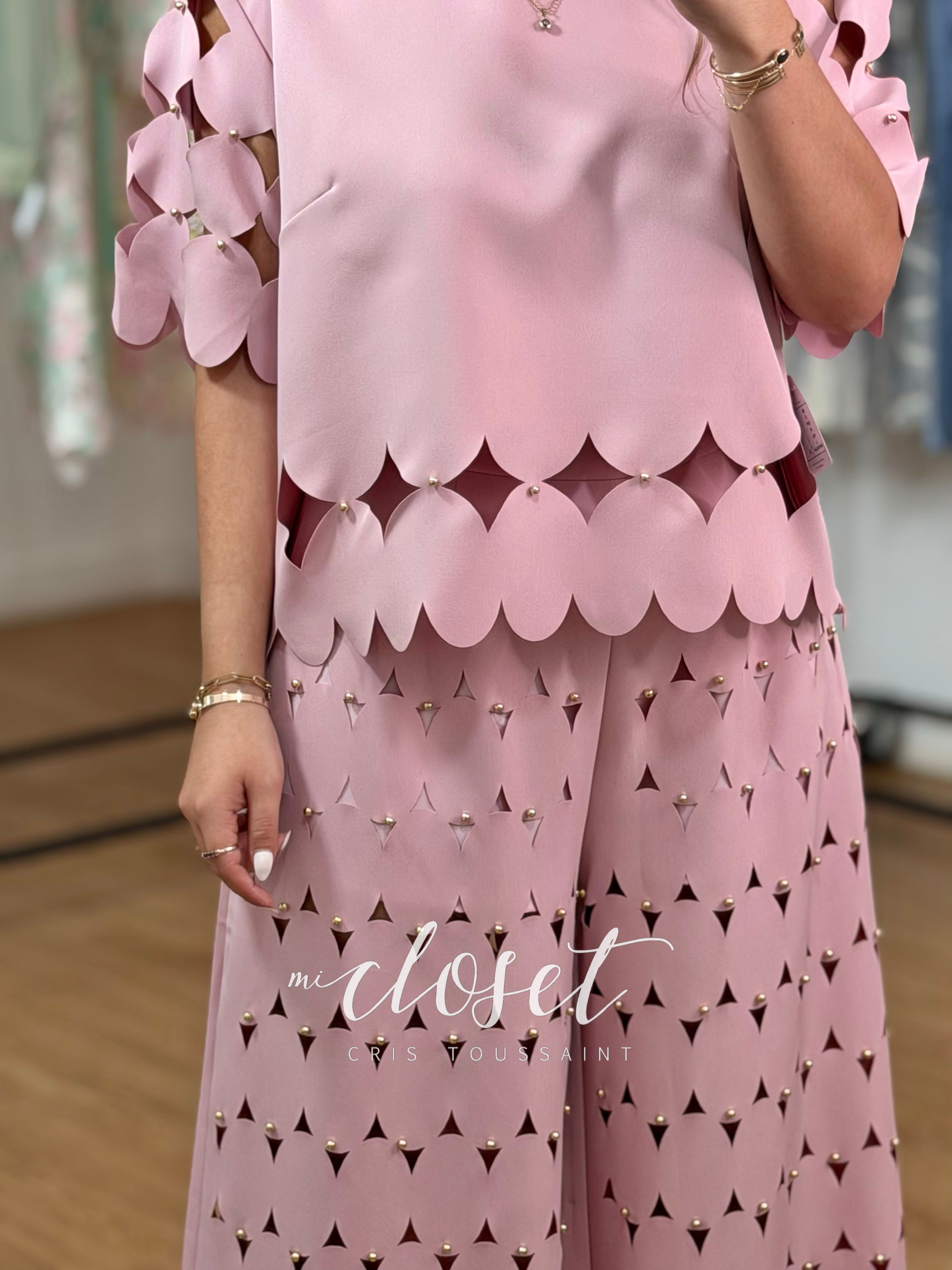 CONJUNTO CALADO LIGERO DE PANTALÓN TIPO PALAZZO, CON FORRO EN PIERNA Y BLUSA CON PERLITAS DORADAS