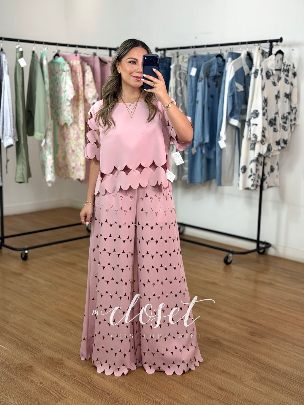 CONJUNTO CALADO LIGERO DE PANTALÓN TIPO PALAZZO, CON FORRO EN PIERNA Y BLUSA CON PERLITAS DORADAS