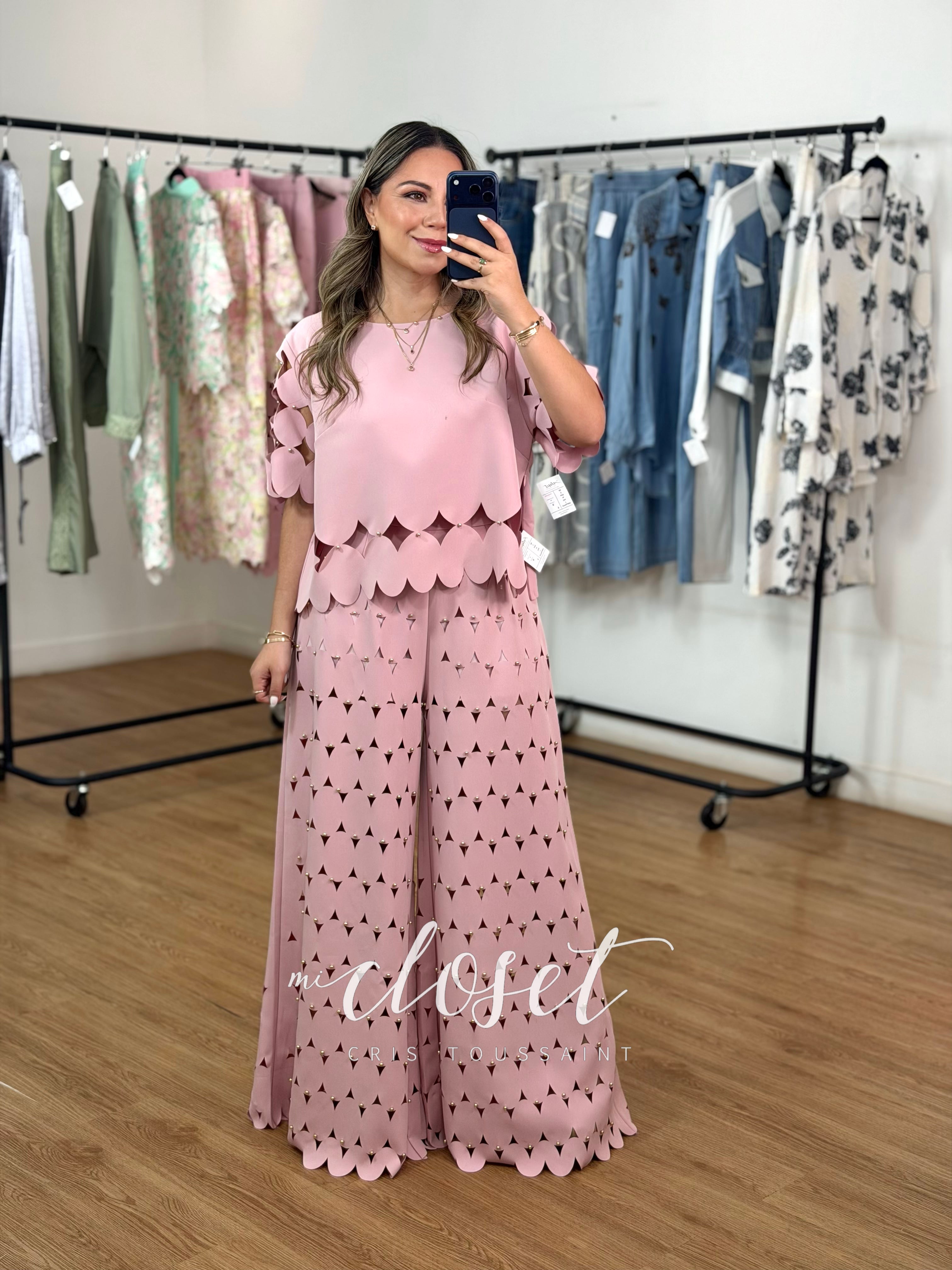 CONJUNTO CALADO LIGERO DE PANTALÓN TIPO PALAZZO, CON FORRO EN PIERNA Y BLUSA CON PERLITAS DORADAS