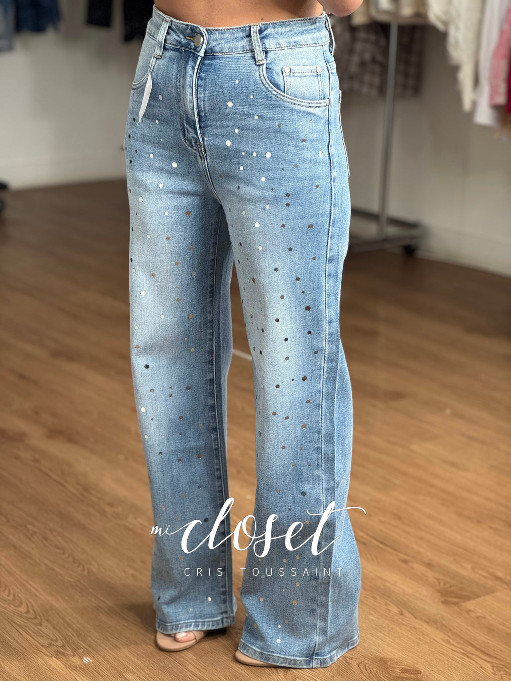 JEANS SUPER STRETCH CON BOLITAS DE ESPEJO CORTE FLARE