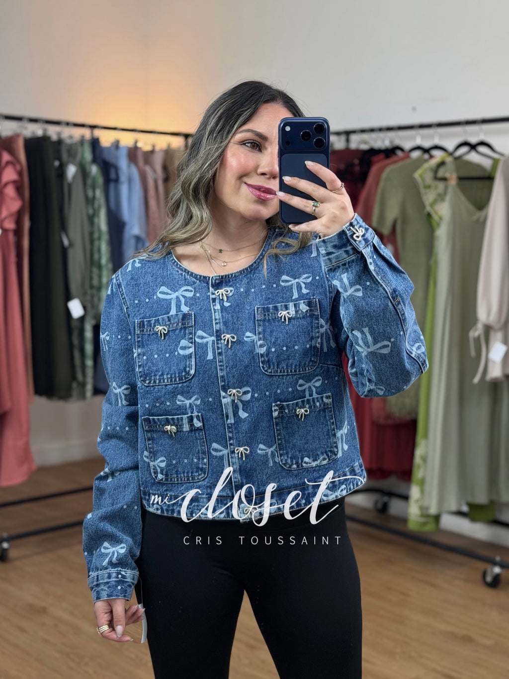 CHAMARRA DE MEZCLILLA DE CUELLO REDONDO CON ESTAMPADO Y BOTONES DE MOÑOS