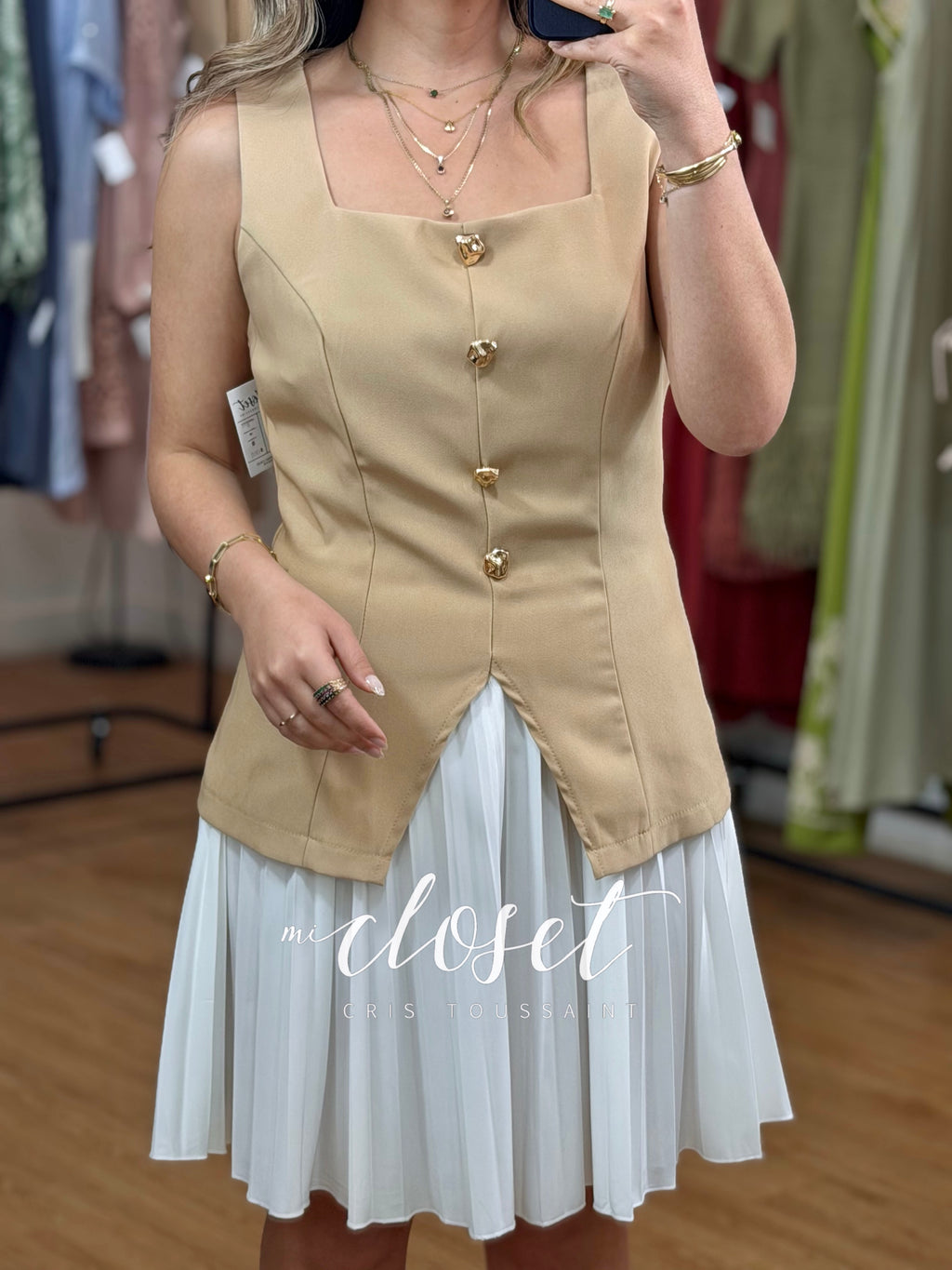 VESTIDO DOBLE TEXTURA CON BOTÓN DORADO Y CIERRE EN ESPALDA