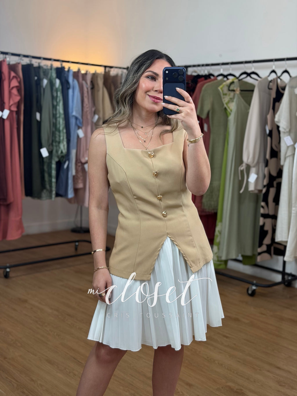 VESTIDO DOBLE TEXTURA CON BOTÓN DORADO Y CIERRE EN ESPALDA