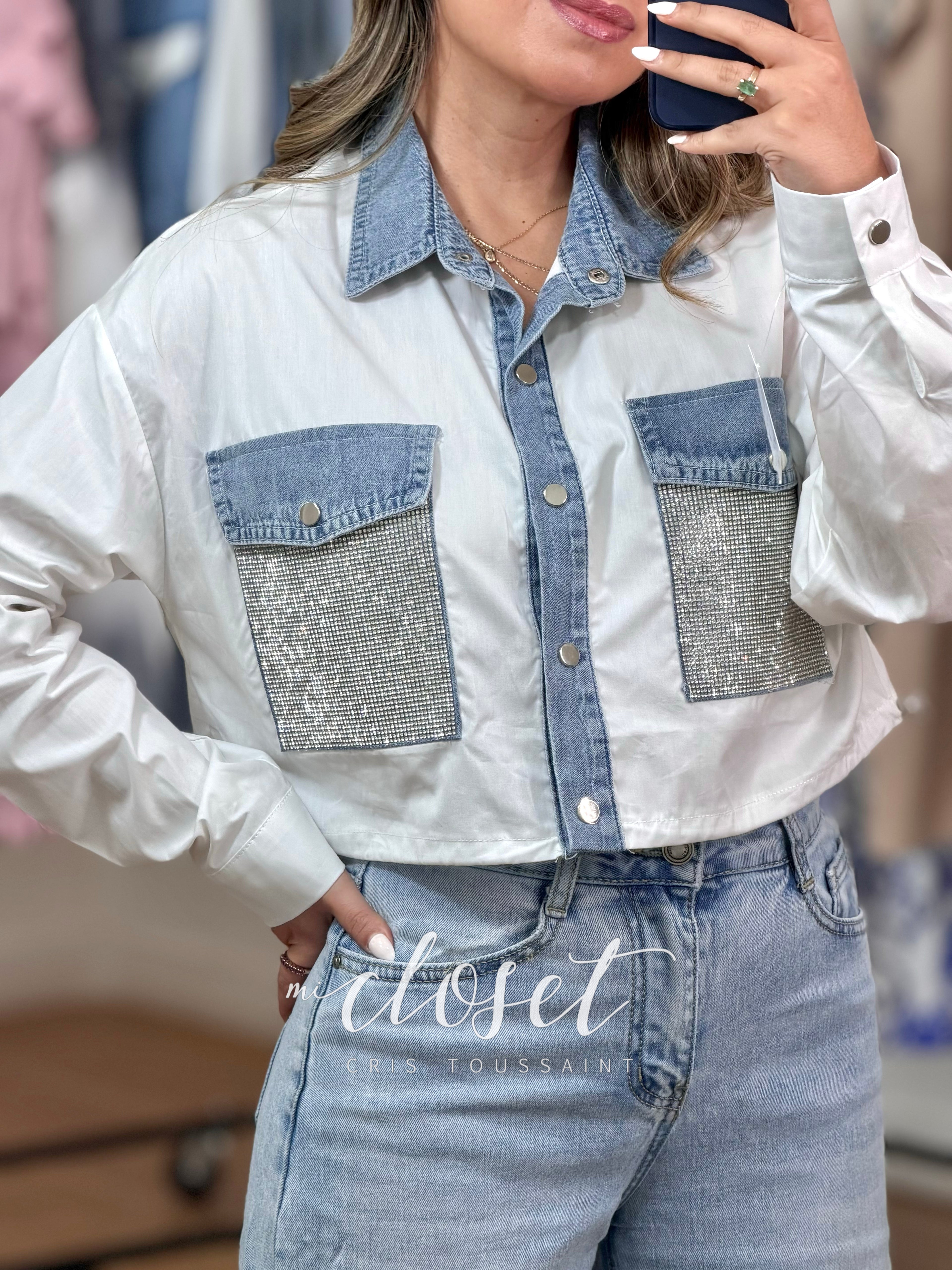 CAMISA CORTA LIGERA, AJUSTABLE DE CINTURA CON SOLAPA Y BOLSAS DE MEZCLILLA; BOLSA LLENA DE BRILLOS