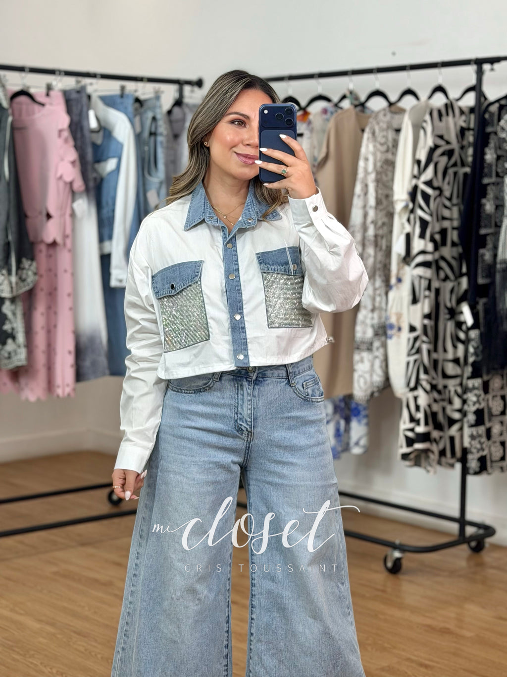 CAMISA CORTA LIGERA, AJUSTABLE DE CINTURA CON SOLAPA Y BOLSAS DE MEZCLILLA; BOLSA LLENA DE BRILLOS
