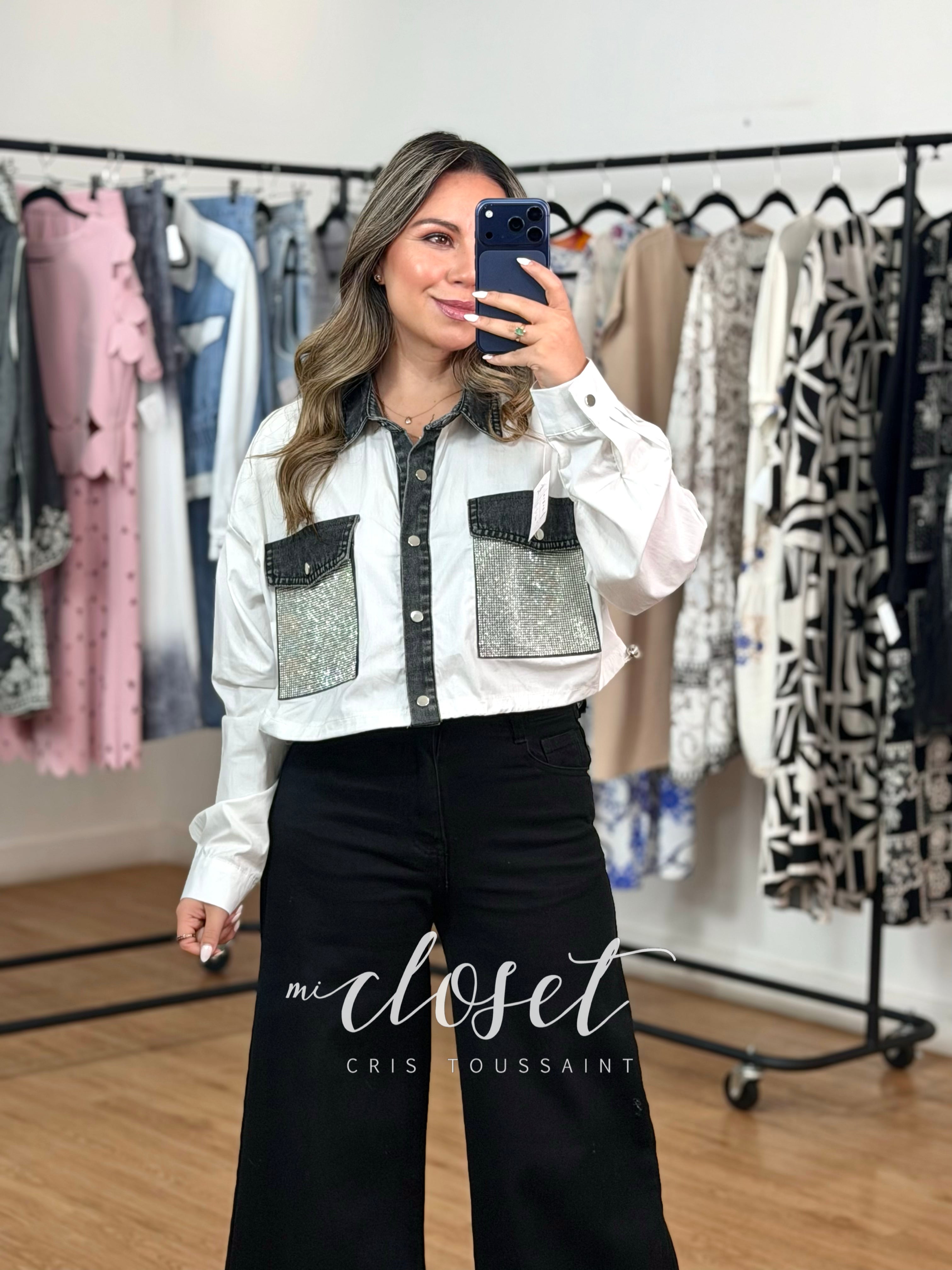 CAMISA CORTA LIGERA, AJUSTABLE DE CINTURA CON SOLAPA Y BOLSAS DE MEZCLILLA; BOLSA LLENA DE BRILLOS