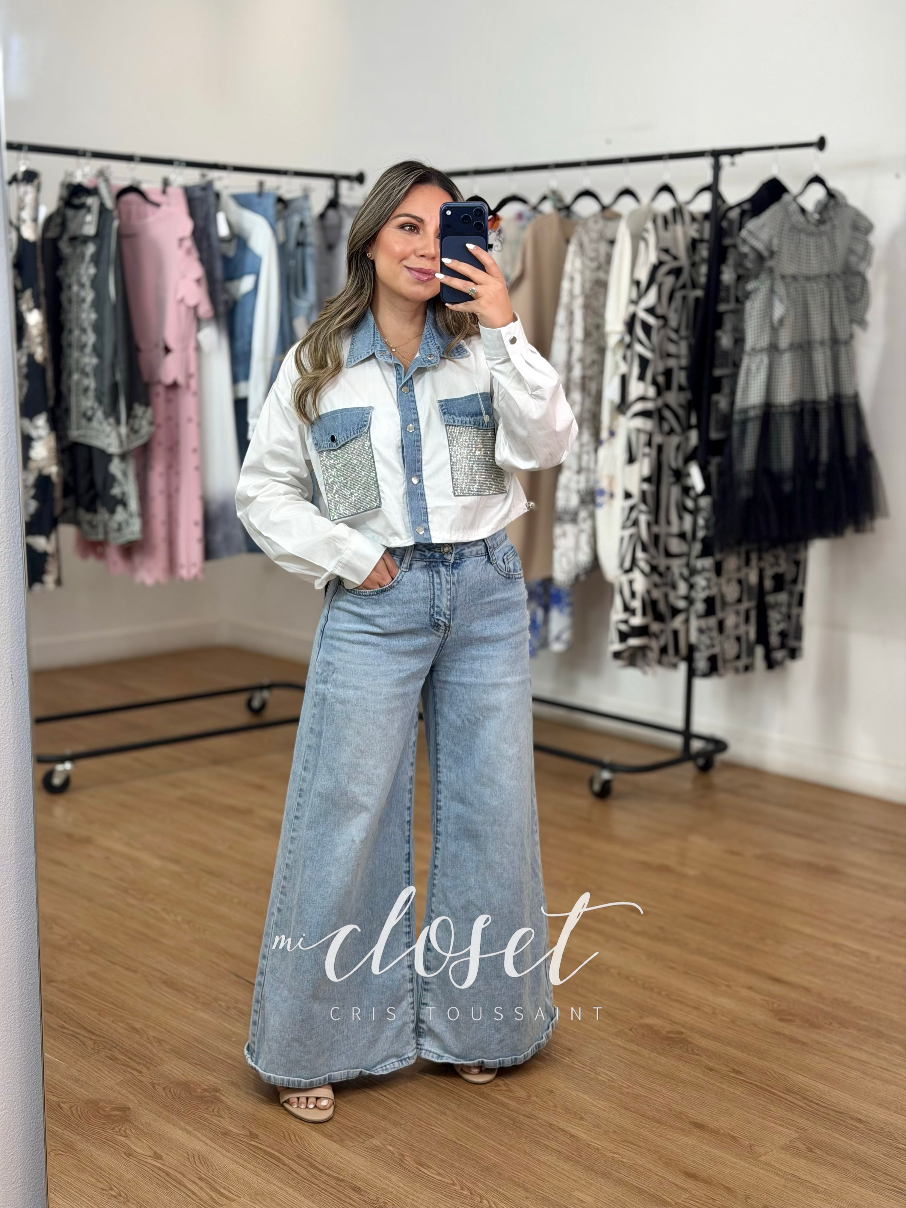 CAMISA CORTA LIGERA, AJUSTABLE DE CINTURA CON SOLAPA Y BOLSAS DE MEZCLILLA; BOLSA LLENA DE BRILLOS