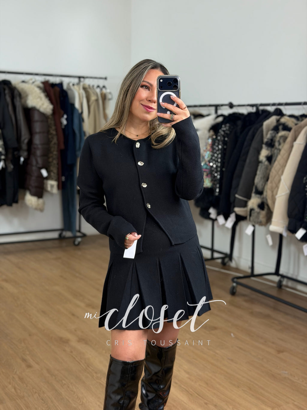 CONJUNTO DE SWEATER CORTO Y FALDA TABLEADA