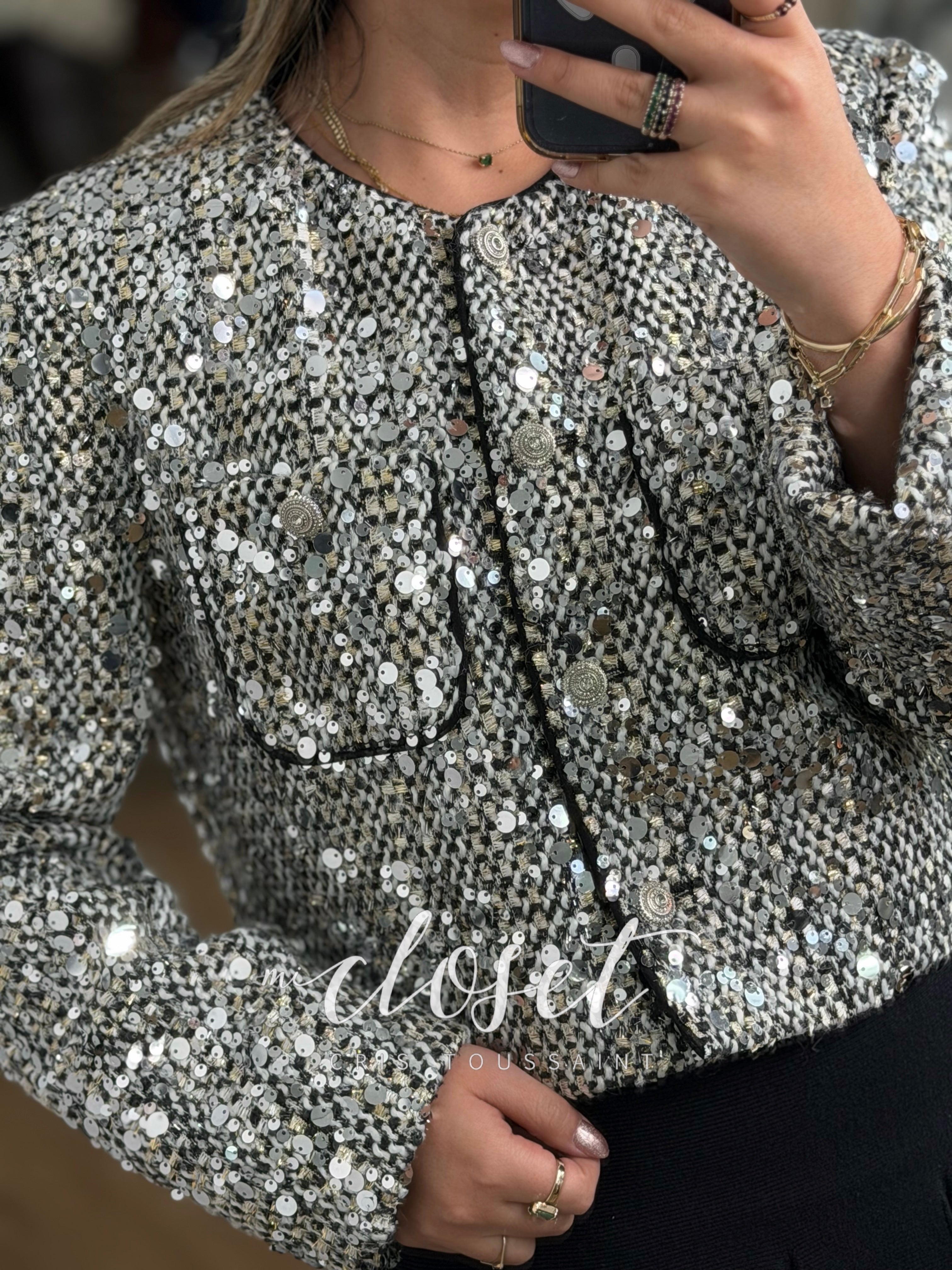 SACO CORTO TIPO TWEED CON LEN TEJUELA BORDADA EN DIFERENTES TAMAÑOS Y FORRO POR DENTRO