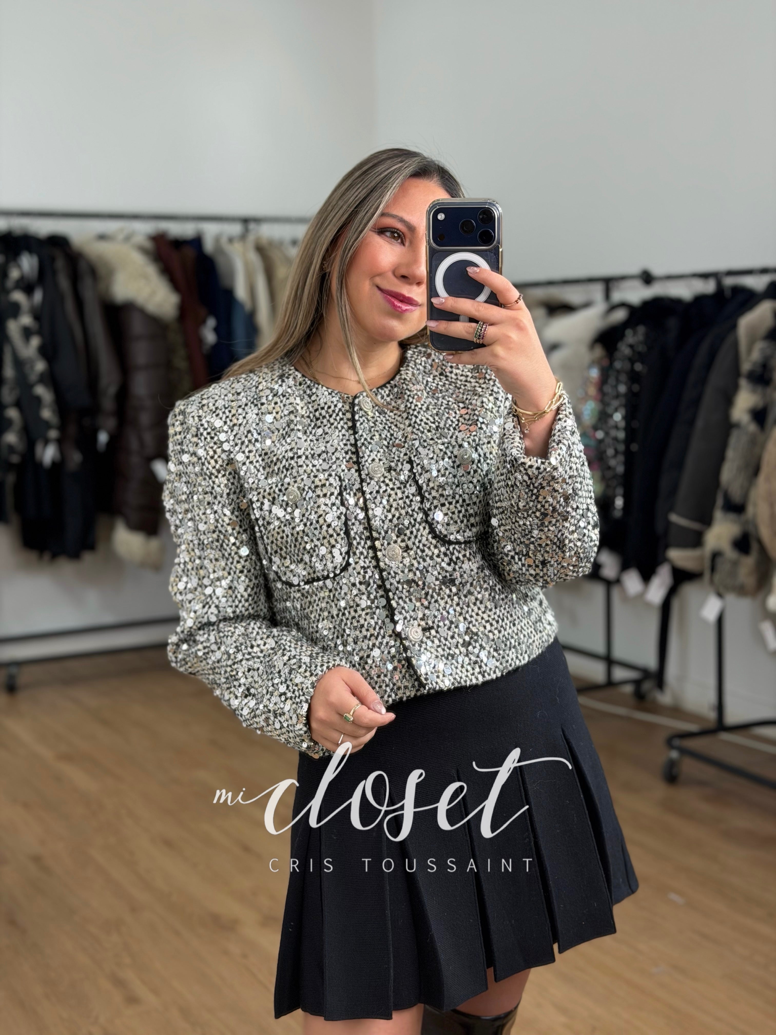 SACO CORTO TIPO TWEED CON LEN TEJUELA BORDADA EN DIFERENTES TAMAÑOS Y FORRO POR DENTRO