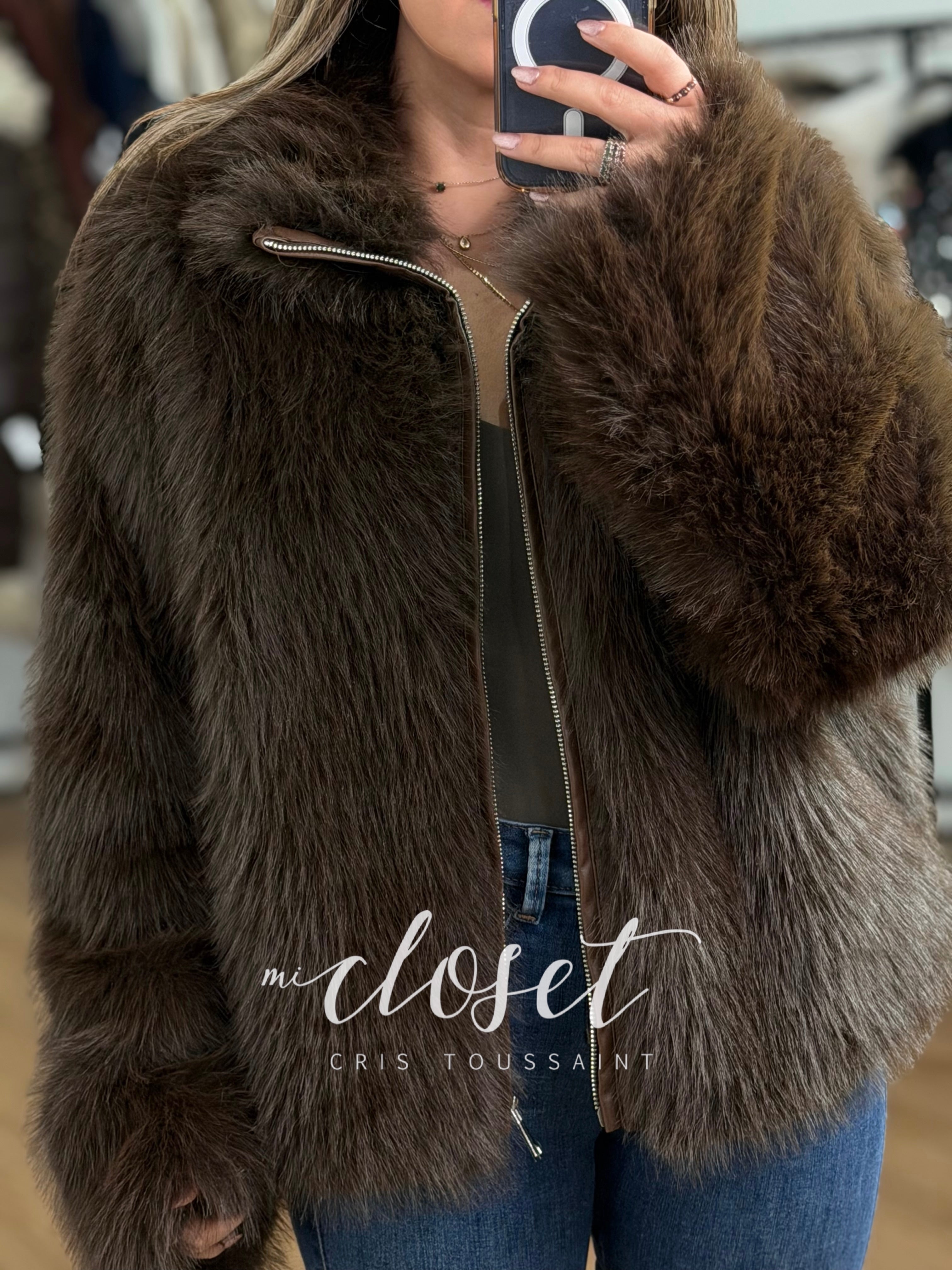 CHAMARRA TIPO MINK (SINTÉTICO), SOLAPA DE VINIPIEL, CON FORRO Y BOLSAS