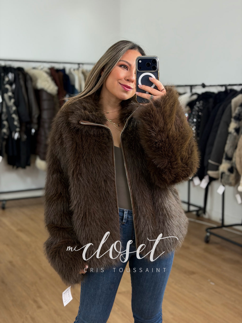 CHAMARRA TIPO MINK (SINTÉTICO), SOLAPA DE VINIPIEL, CON FORRO Y BOLSAS