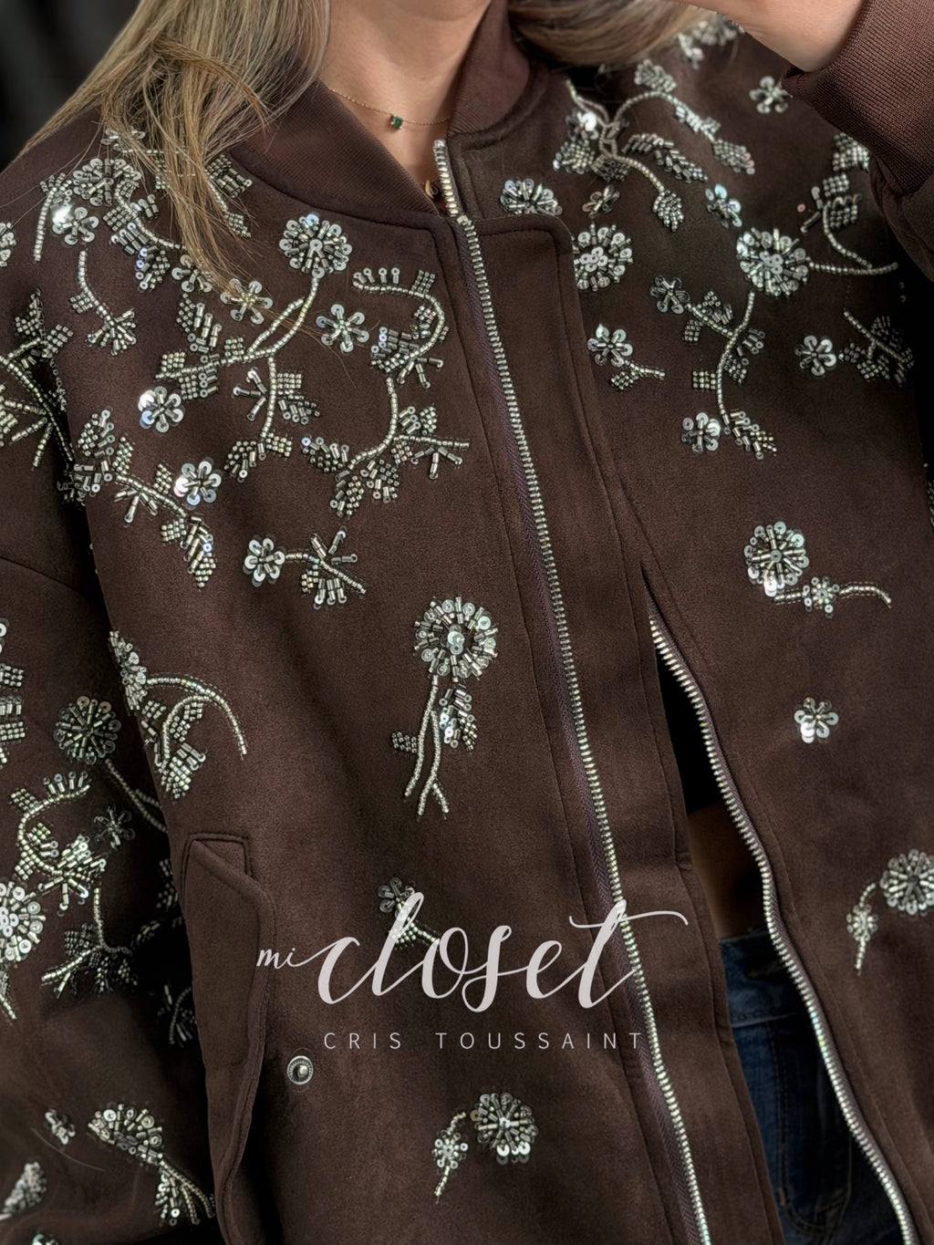 BOMBER JACKET GRUESA, TELA DE GAMUZA CON BORDADO DE LENTEJUELA Y CHAQUIRA (OVERSIZED)