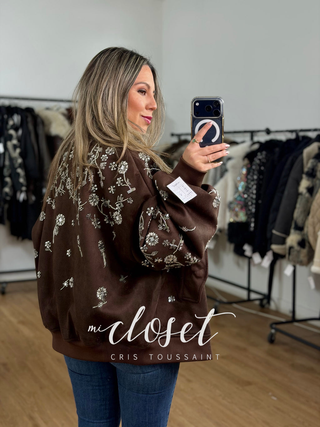 BOMBER JACKET GRUESA, TELA DE GAMUZA CON BORDADO DE LENTEJUELA Y CHAQUIRA (OVERSIZED)