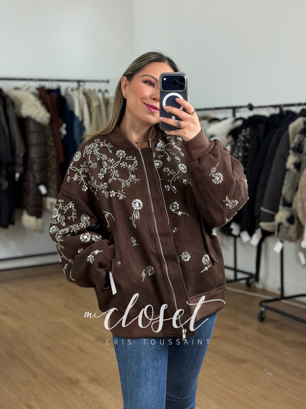 BOMBER JACKET GRUESA, TELA DE GAMUZA CON BORDADO DE LENTEJUELA Y CHAQUIRA (OVERSIZED)