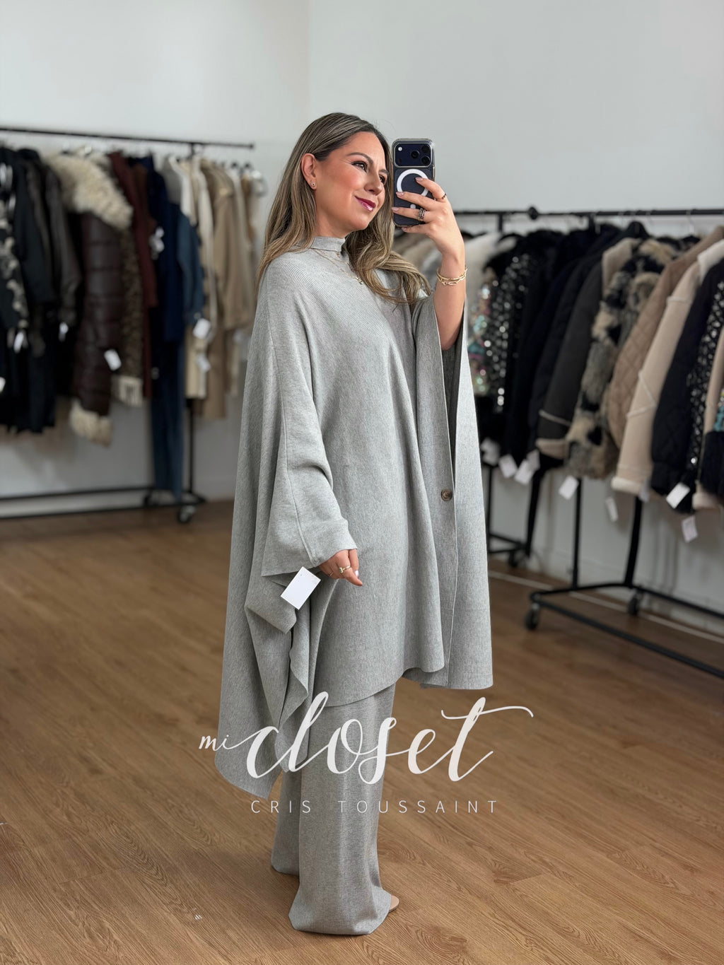 CONJUNTO CON SWEATER TIPO CAPA SÚPER AMPLIA, CUELLO DE TORTUGA