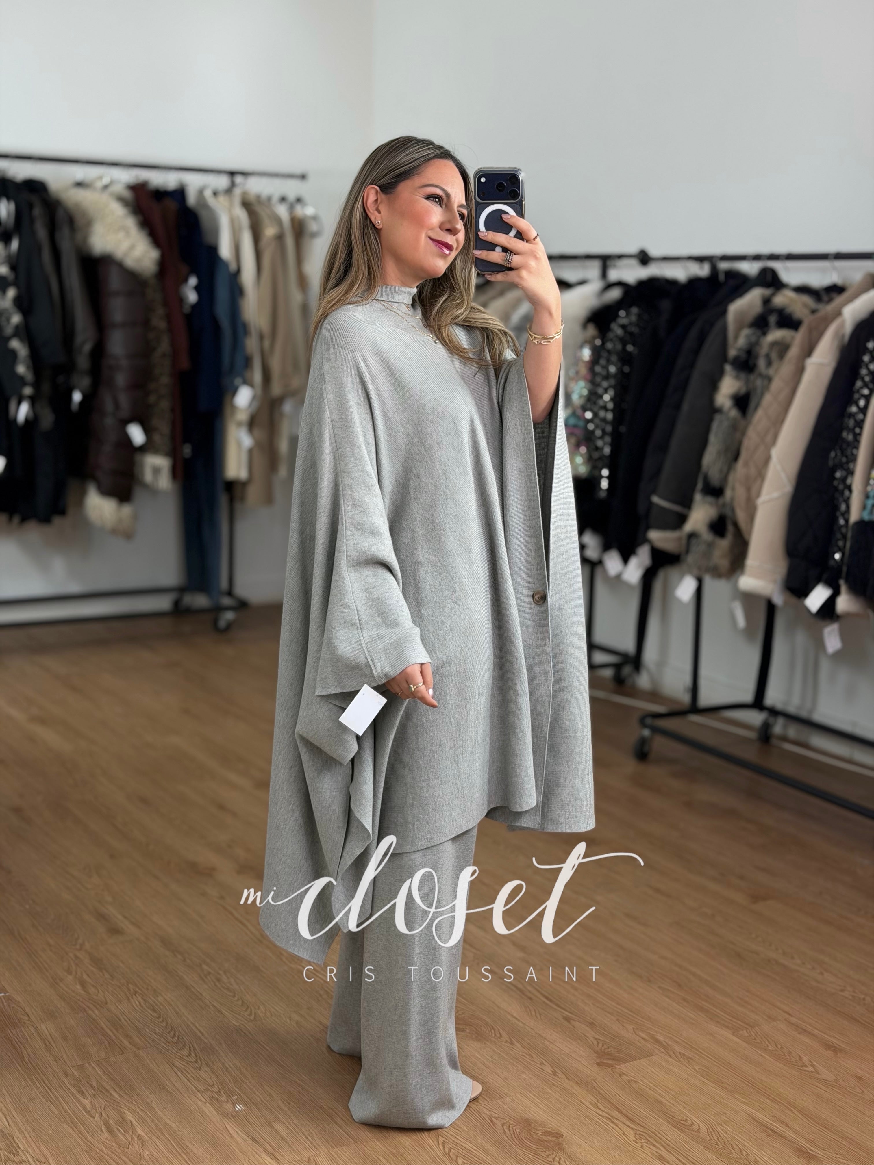 CONJUNTO CON SWEATER TIPO CAPA SÚPER AMPLIA, CUELLO DE TORTUGA