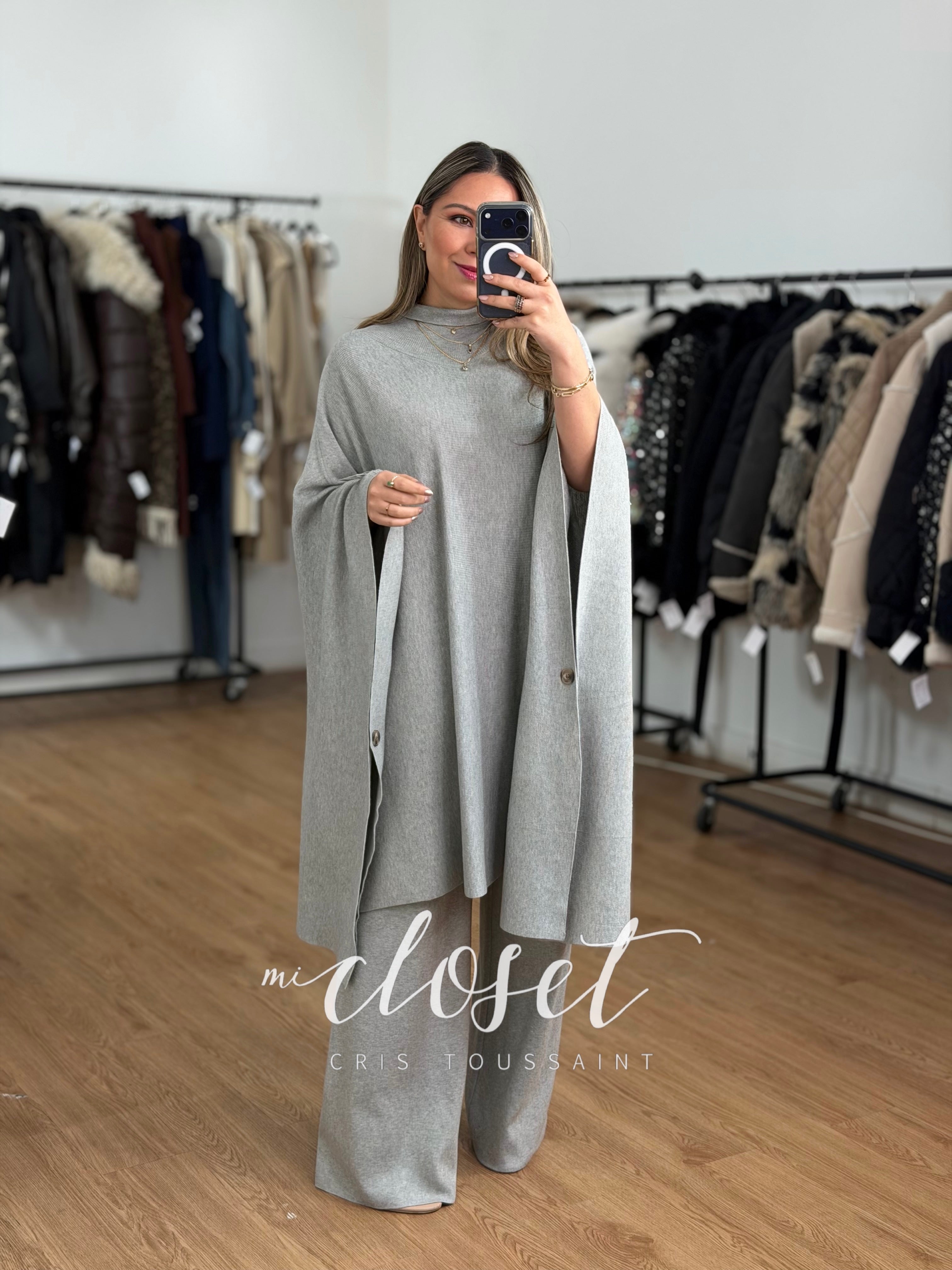 CONJUNTO CON SWEATER TIPO CAPA SÚPER AMPLIA, CUELLO DE TORTUGA