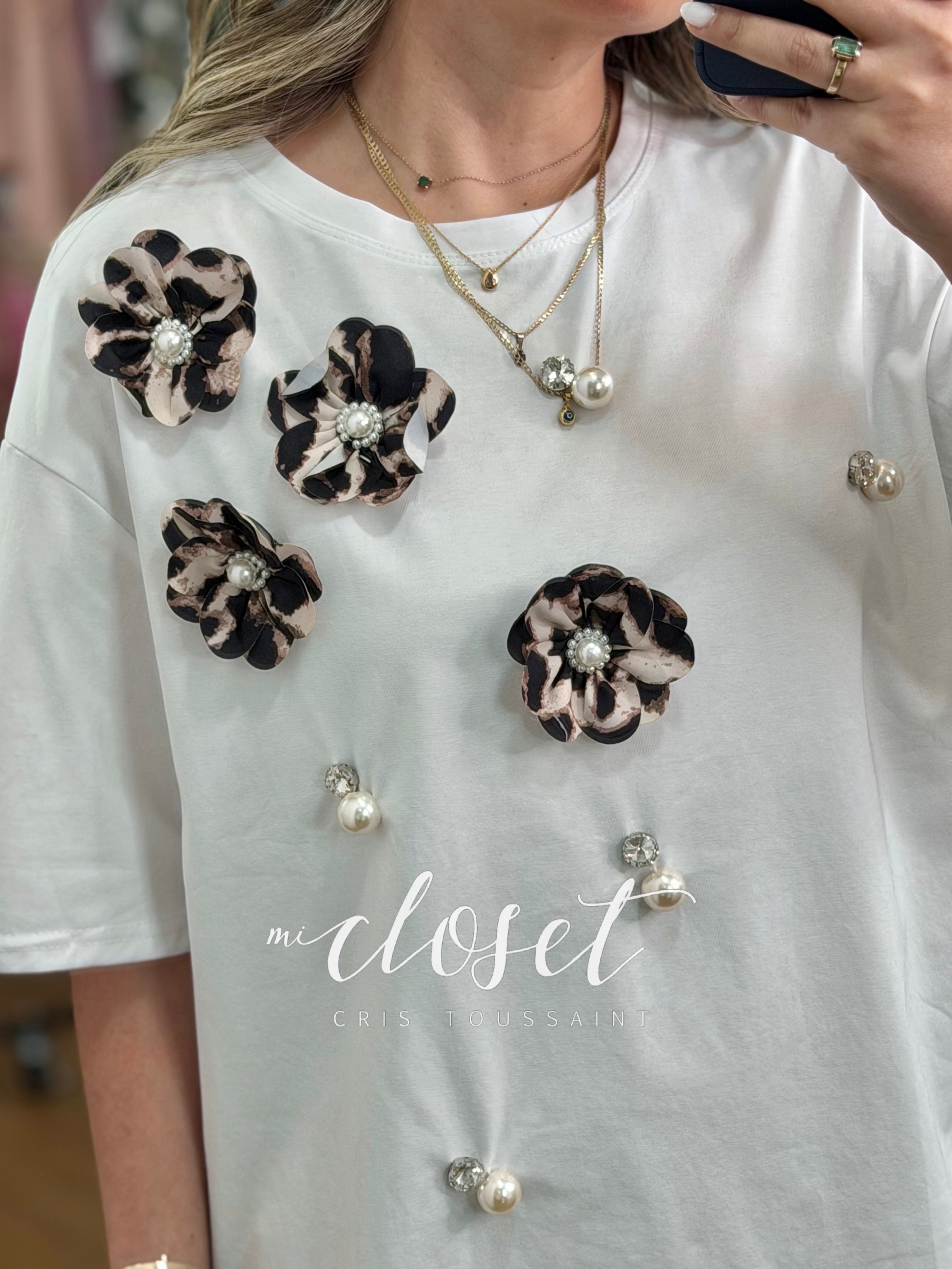 TEESHIRT CON APLICACIONES DE FLORES GIGANTES Y PEDRERÍA