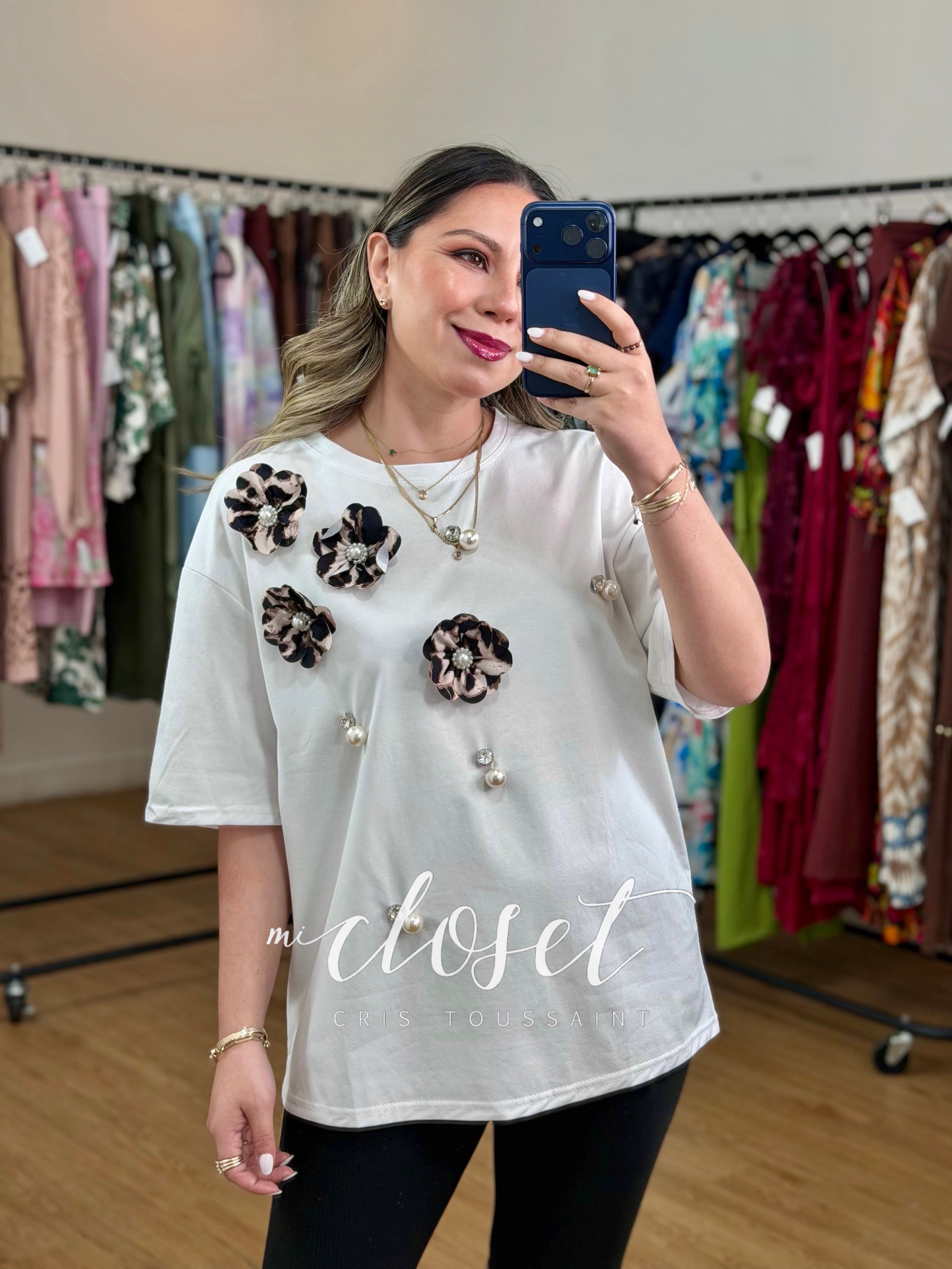TEESHIRT CON APLICACIONES DE FLORES GIGANTES Y PEDRERÍA
