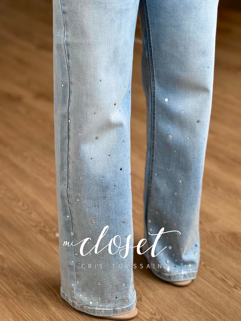 JEANS SUPER STRETCH CON CRISTALES EN PARTE BAJA CORTE FLARE