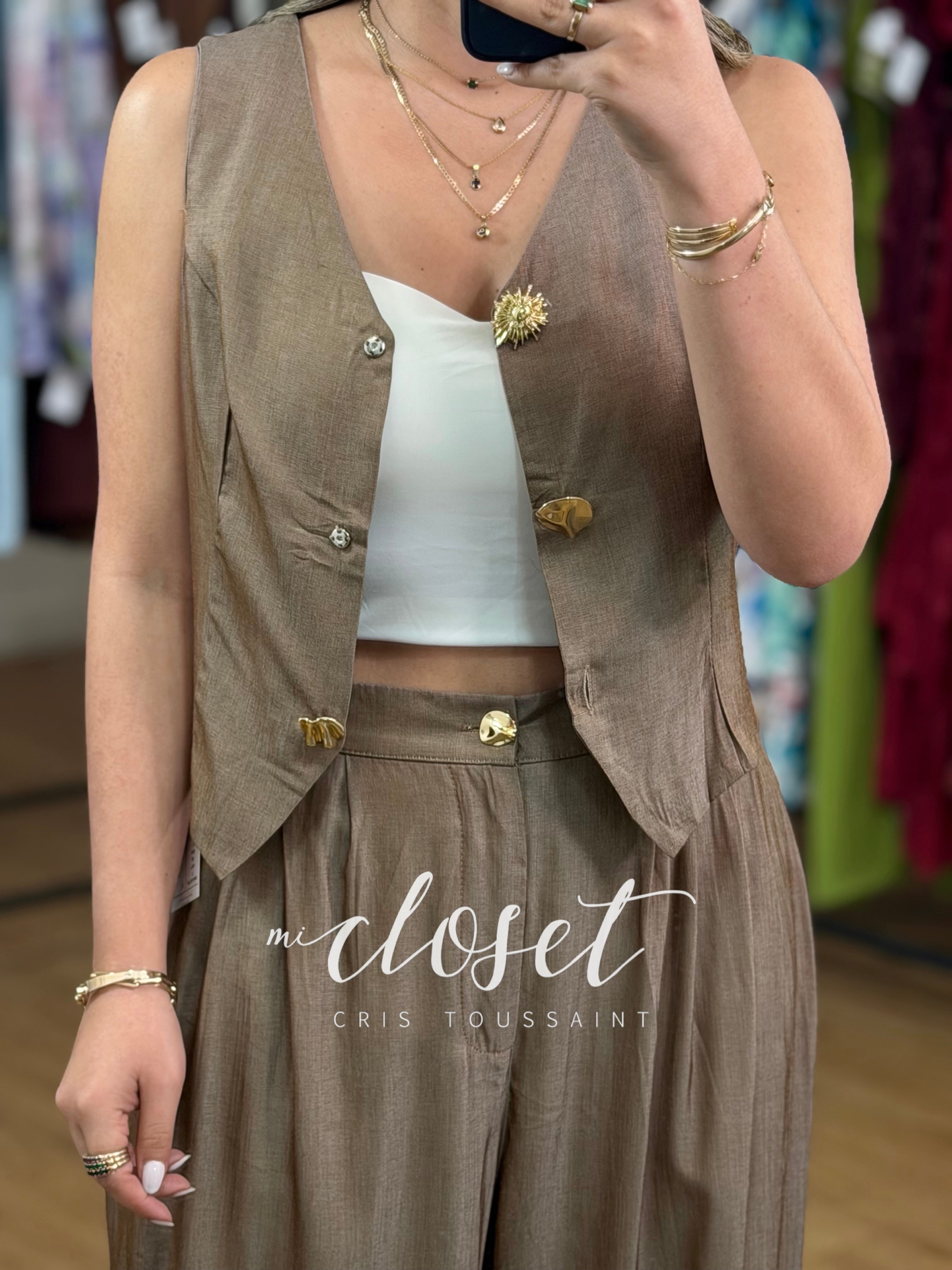 CONJUNTO LIGERO DE PANTALÓN TIPO GLOBO Y CHALECO SATINADO, CON DETALLES EN BOTONES