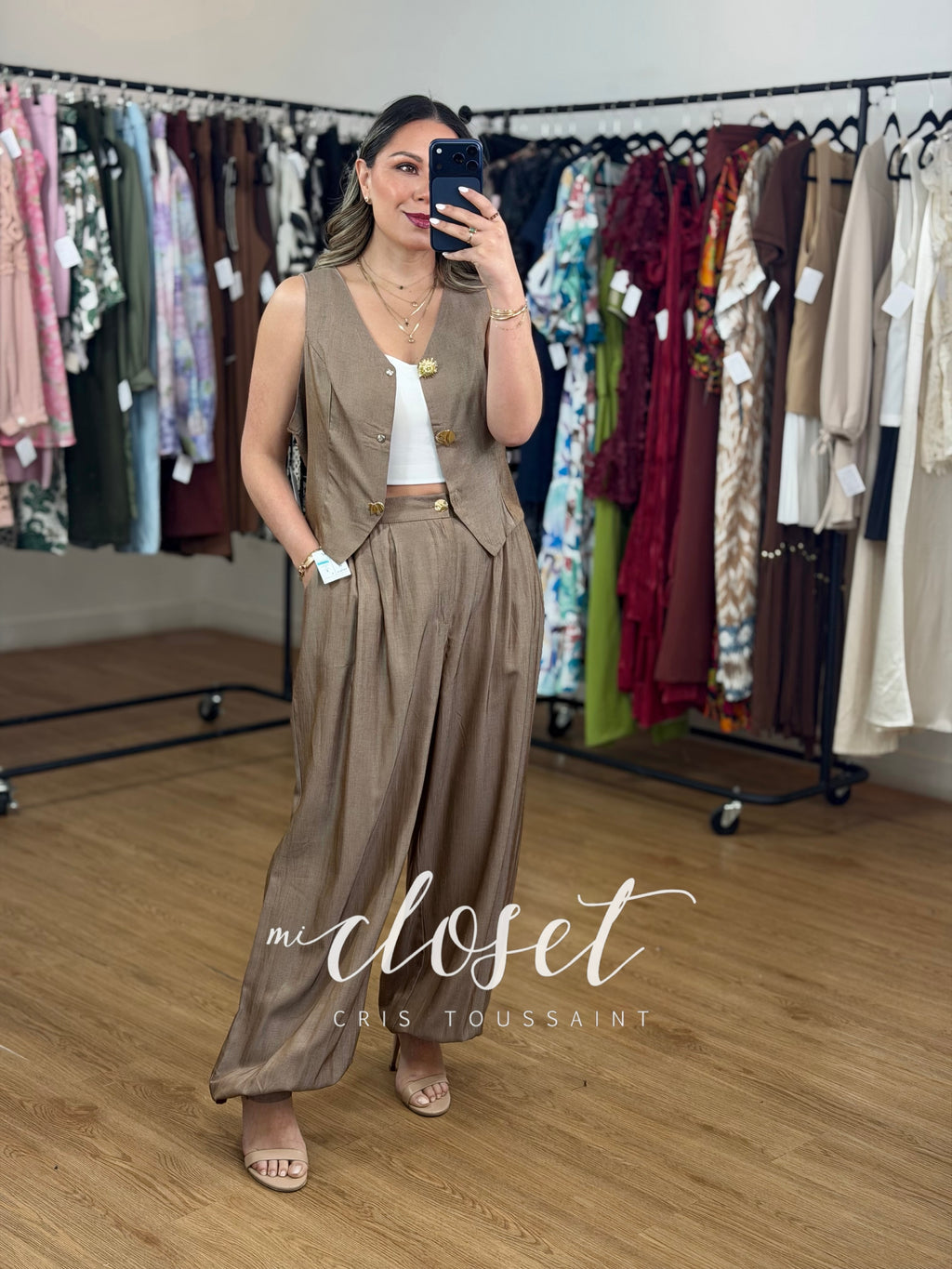 CONJUNTO LIGERO DE PANTALÓN TIPO GLOBO Y CHALECO SATINADO, CON DETALLES EN BOTONES