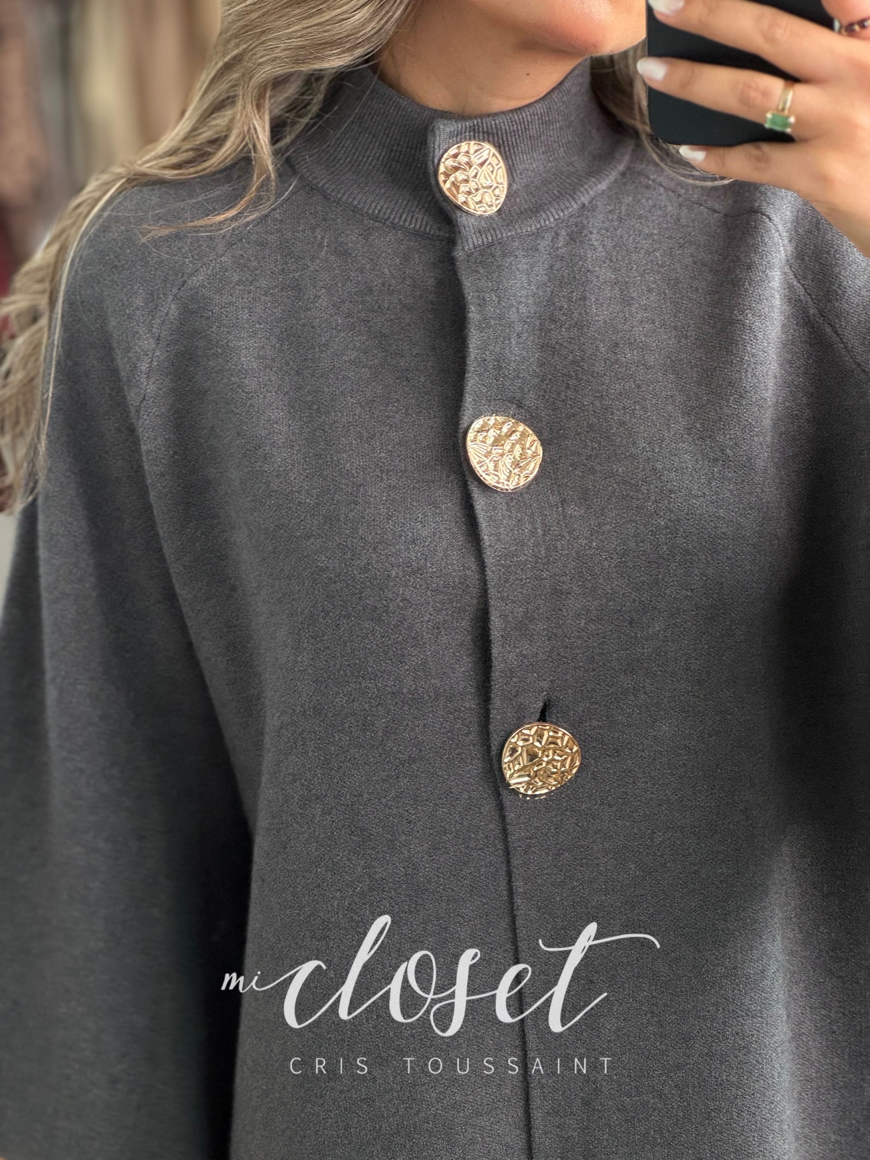 SWEATER TIPO CAPA CON BOTONES DORADOS Y MANGA 3/4