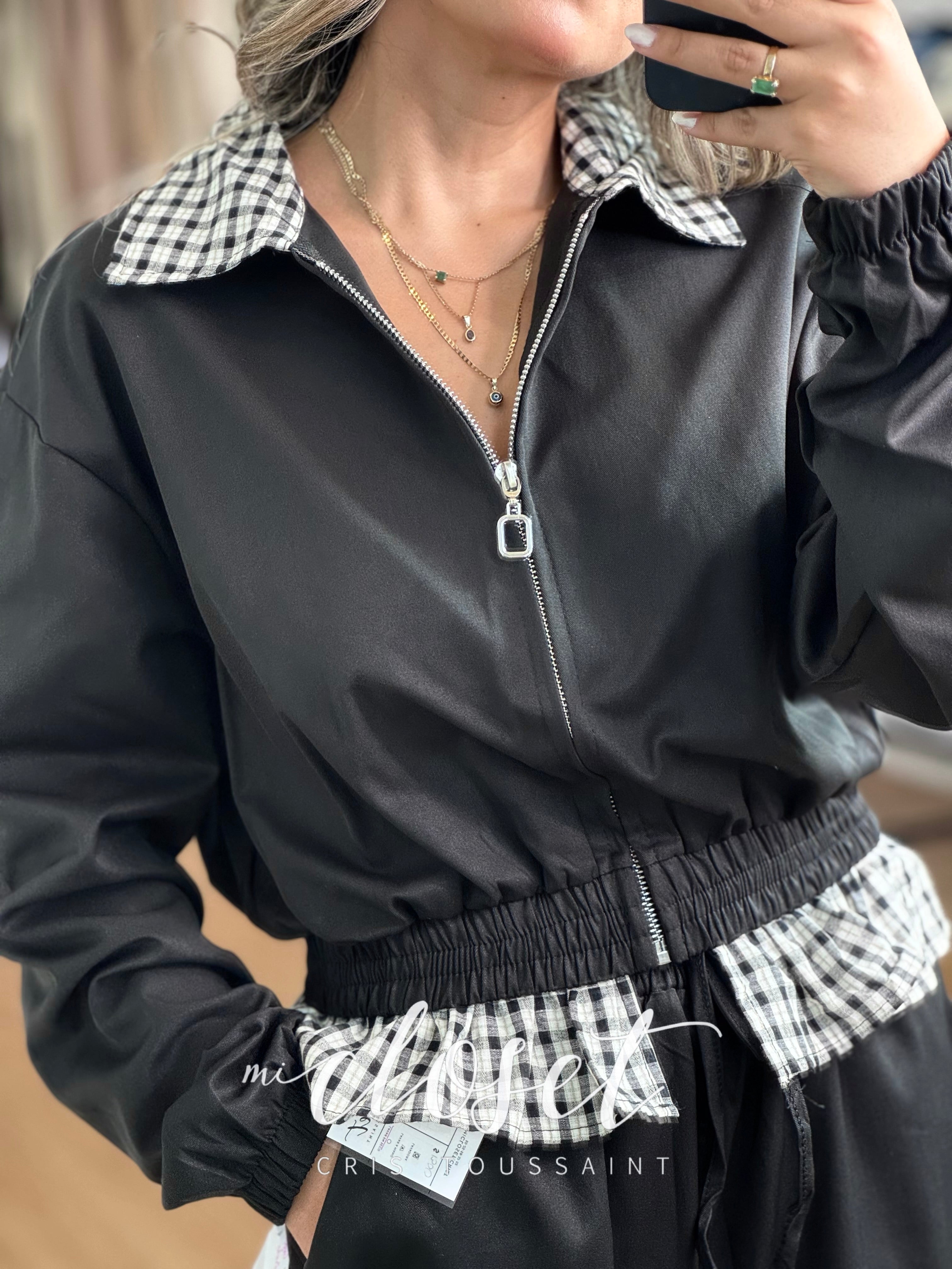 CONJUNTO DE CHAMARRA CROPPED CON OLÁN EN CINTURA Y PANTS
