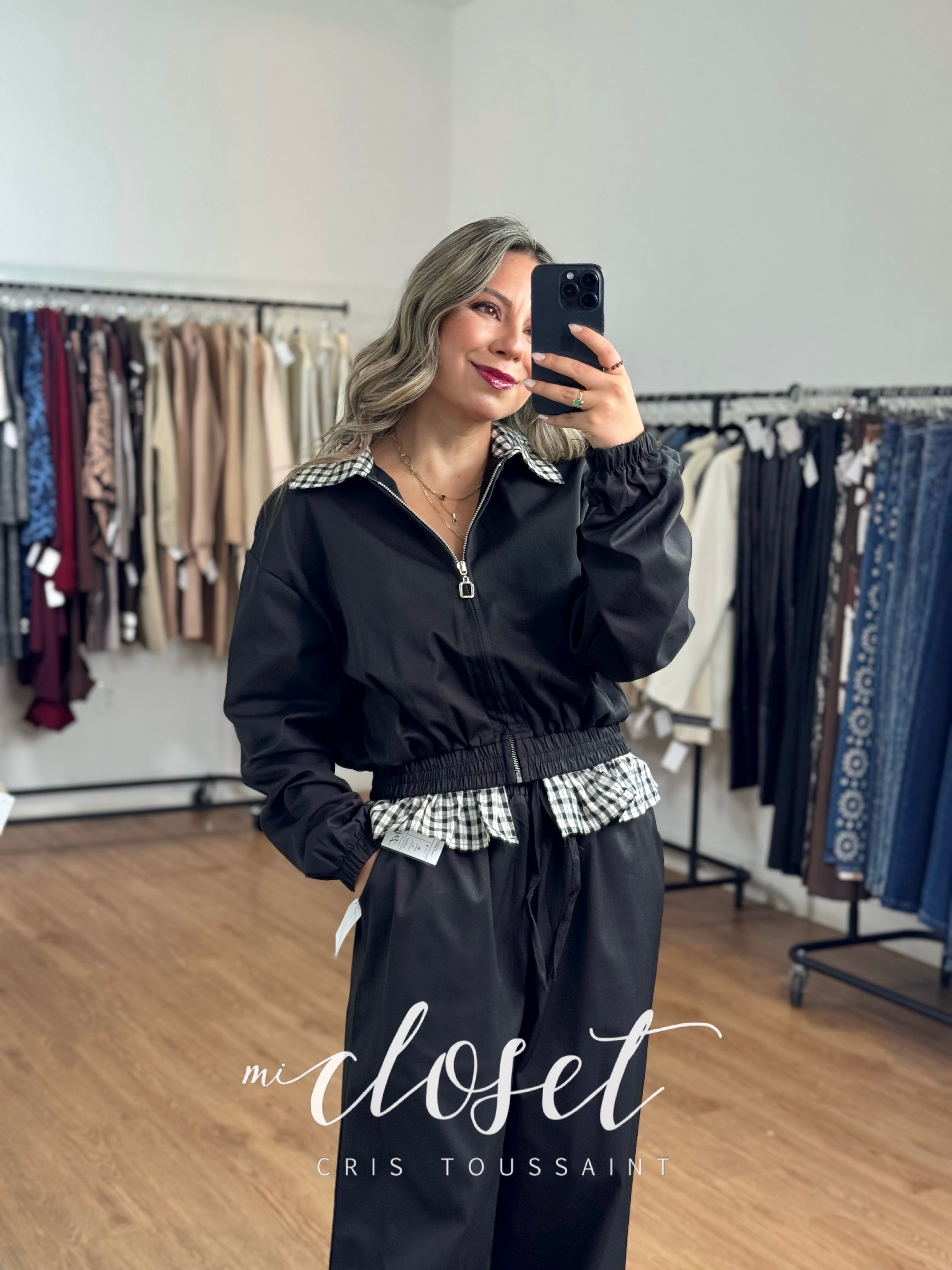 CONJUNTO DE CHAMARRA CROPPED CON OLÁN EN CINTURA Y PANTS