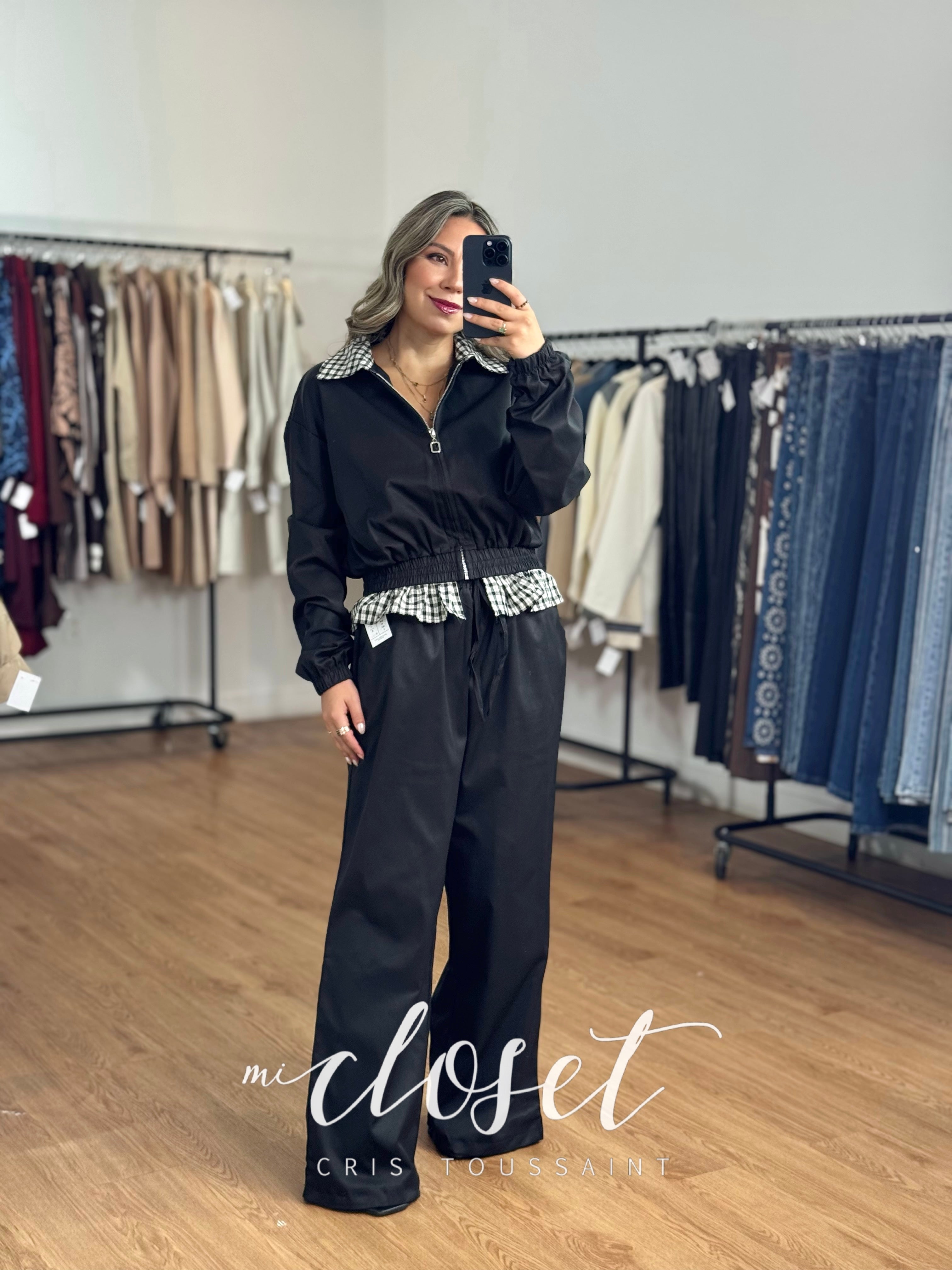CONJUNTO DE CHAMARRA CROPPED CON OLÁN EN CINTURA Y PANTS