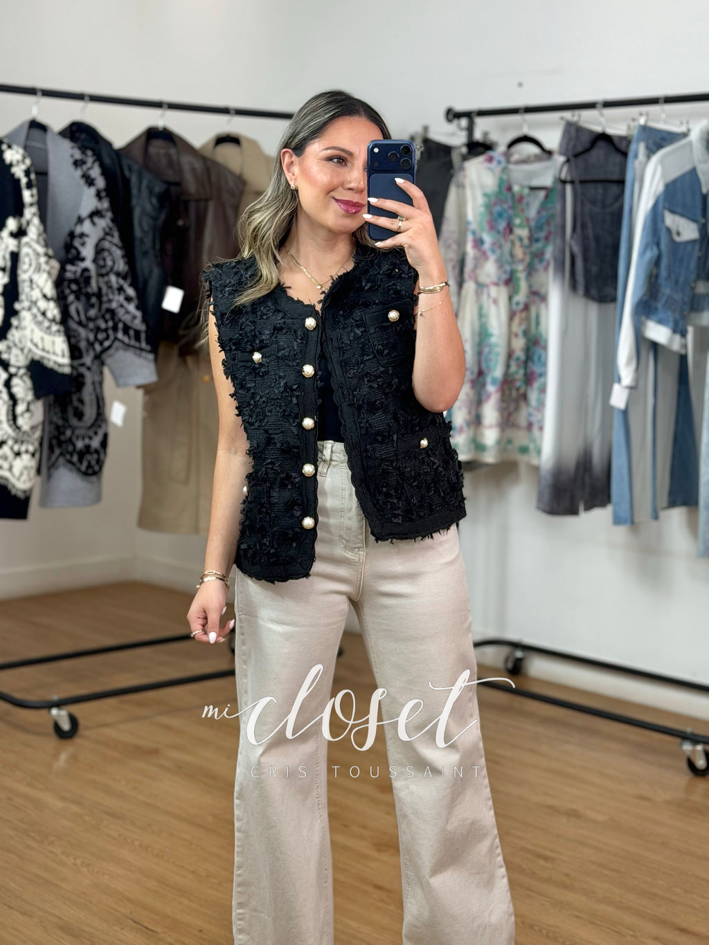 CHALECO TEXTURIZADO CON BOTONES DE PERLA