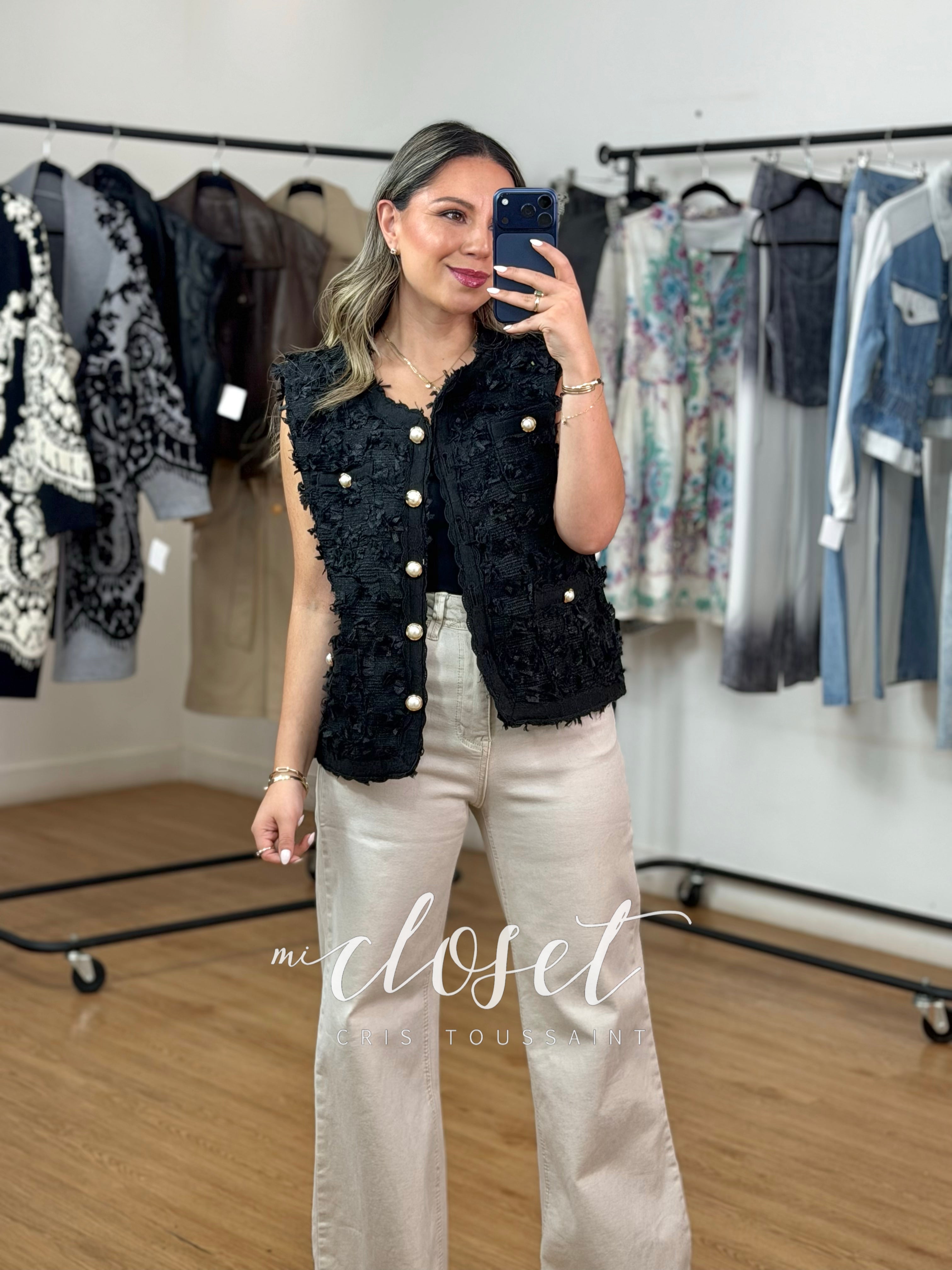 CHALECO TEXTURIZADO CON BOTONES DE PERLA