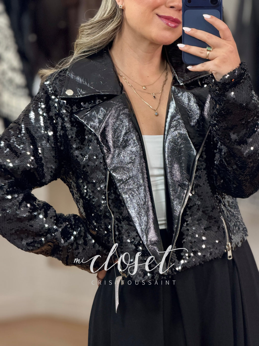CHAMARRA BIKER DE LENTEJUELAS CON CUELLO Y SOLAPA EFECTO CHAROL